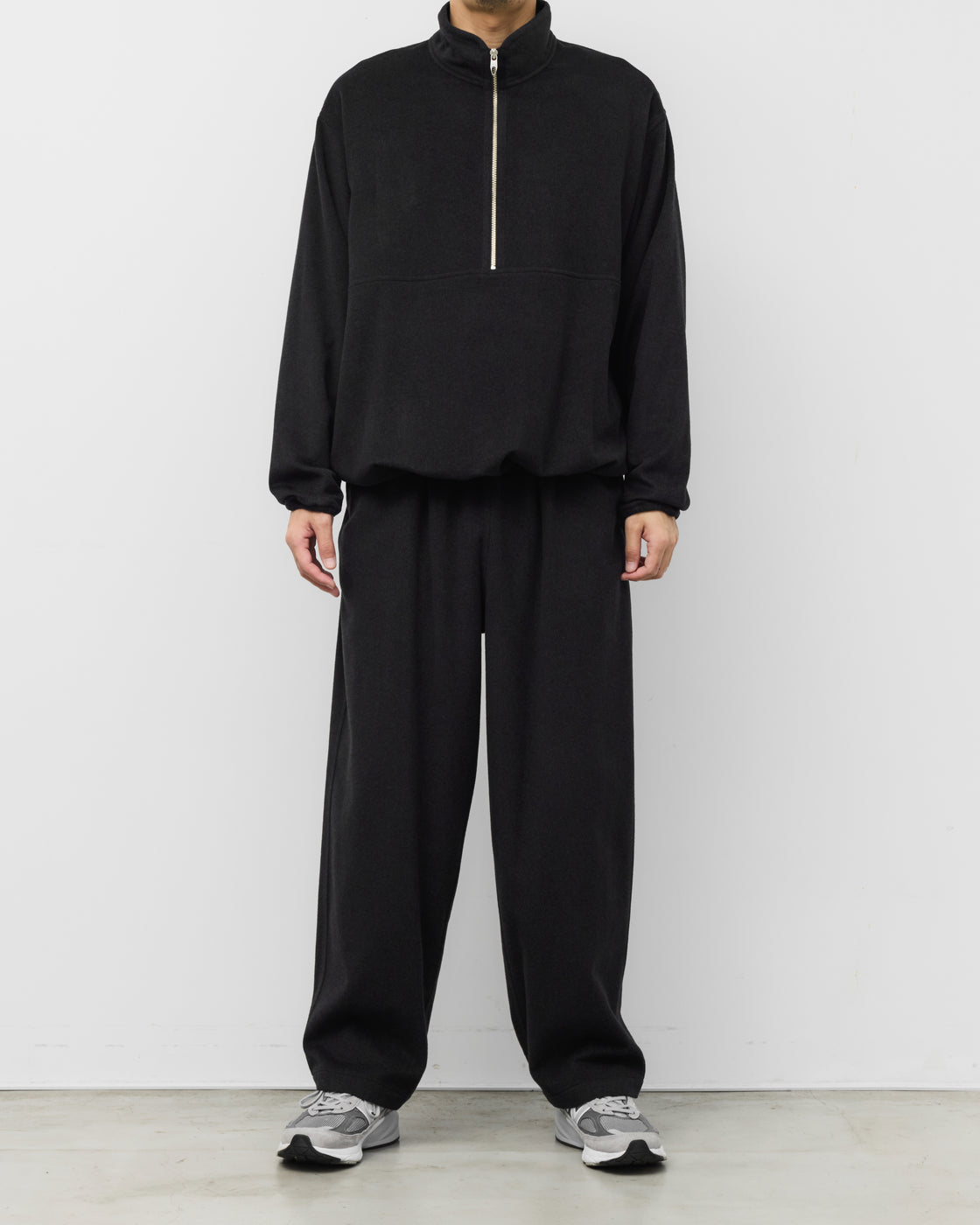 holkのKang Fu Pantsチャコール着用時のディテール、SUPER160sラムウール素材の上質な質感、イージーウエストの快適な着心地を表現