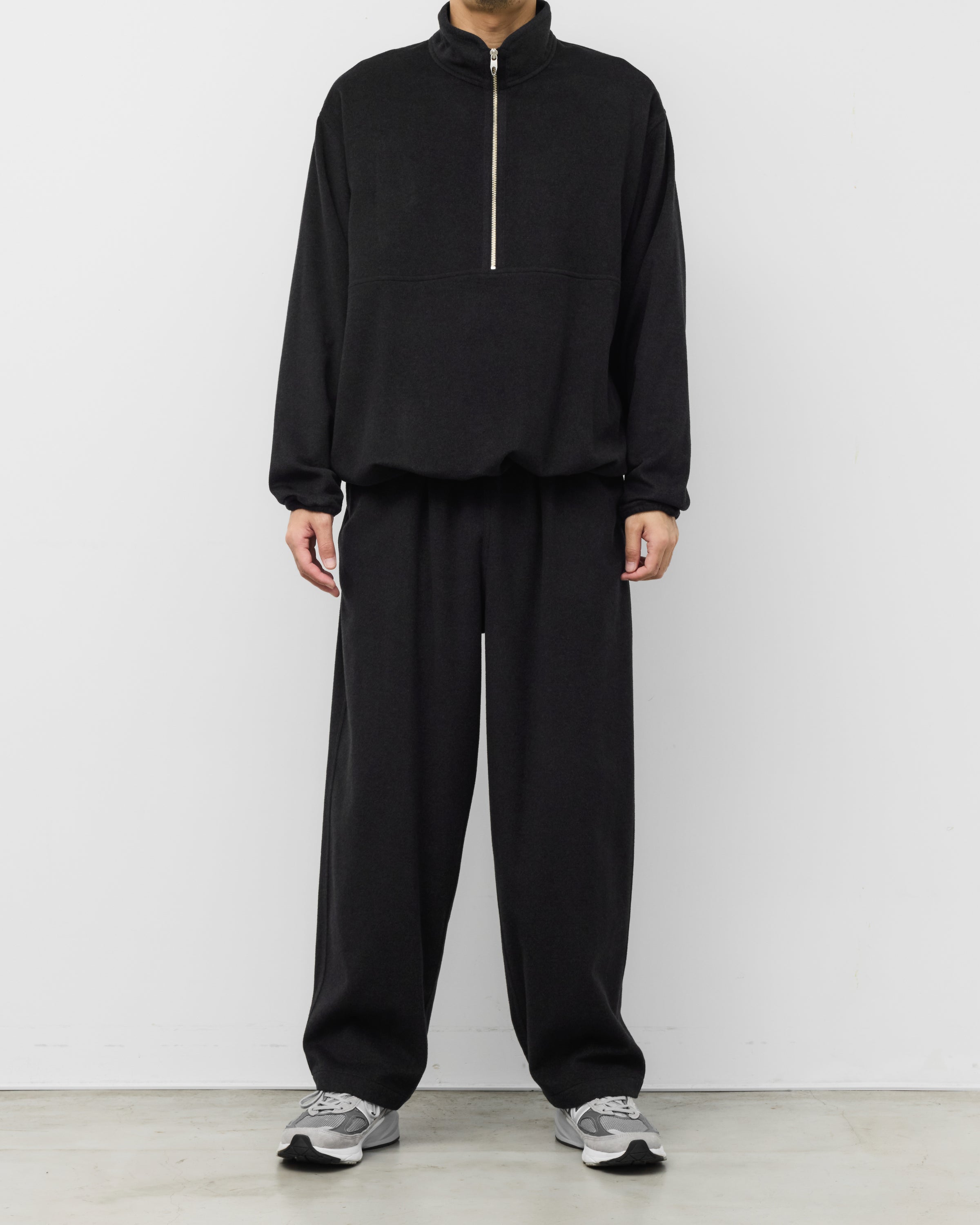 holkのKang Fu Pantsチャコール着用時のディテール、SUPER160sラムウール素材の上質な質感、イージーウエストの快適な着心地を表現