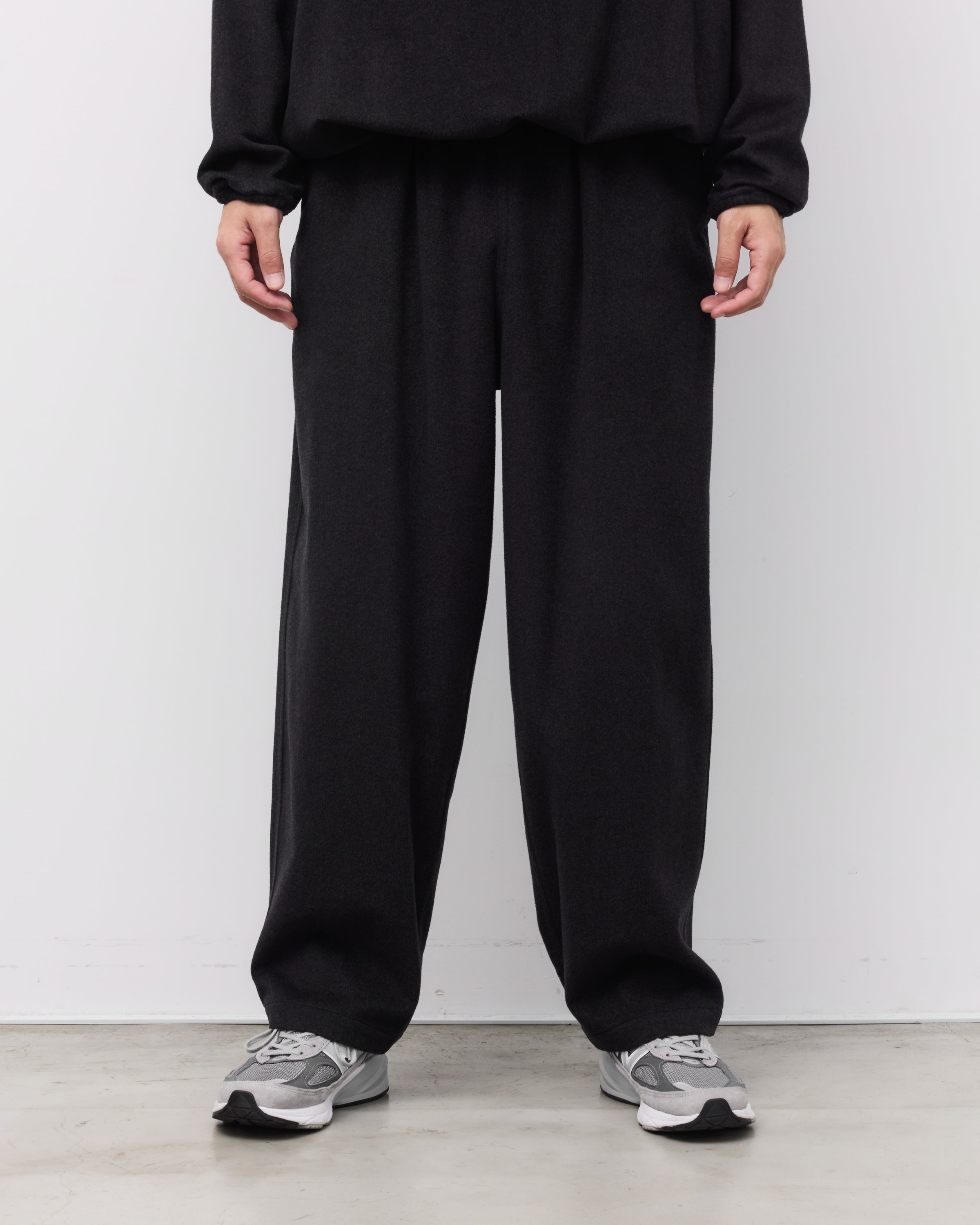 holkのKang Fu Pantsチャコール正面着用画像、ラムウールショートビーバー素材の質感、ワイドパンツの全体的なシルエットバランスとスタイリング
