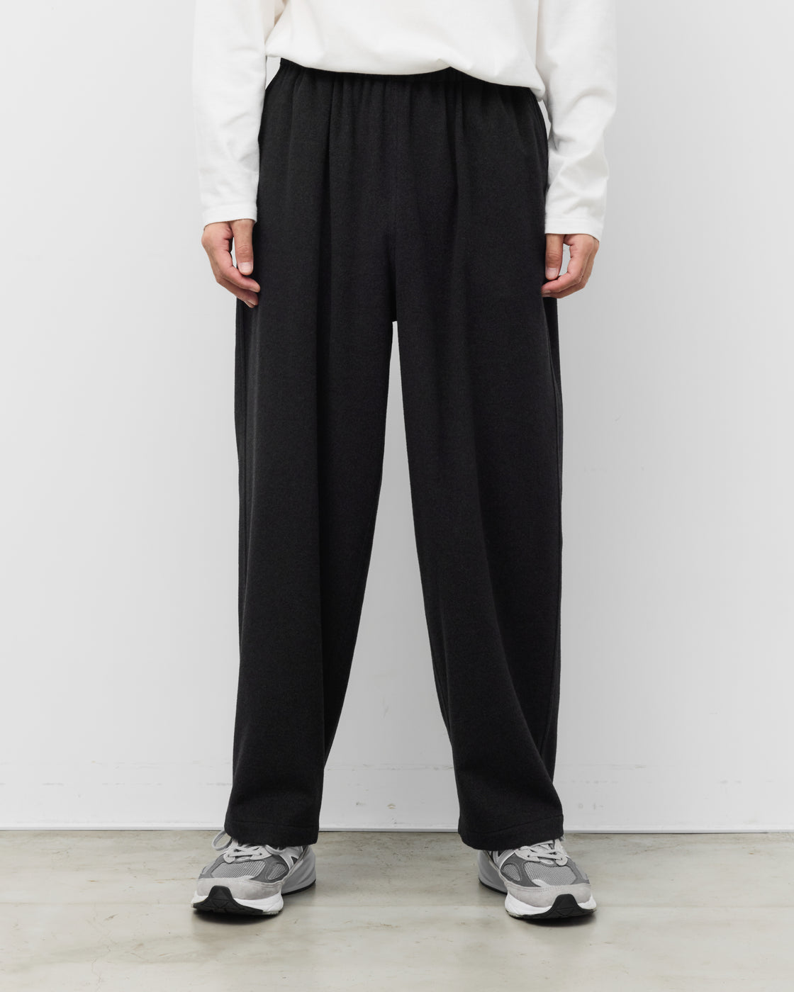 holkのKang Fu Pantsチャコールを着用したメンズスタイリング、リラックスフィット、ワイドシルエットパンツの着用感とシルエットバランスを表現