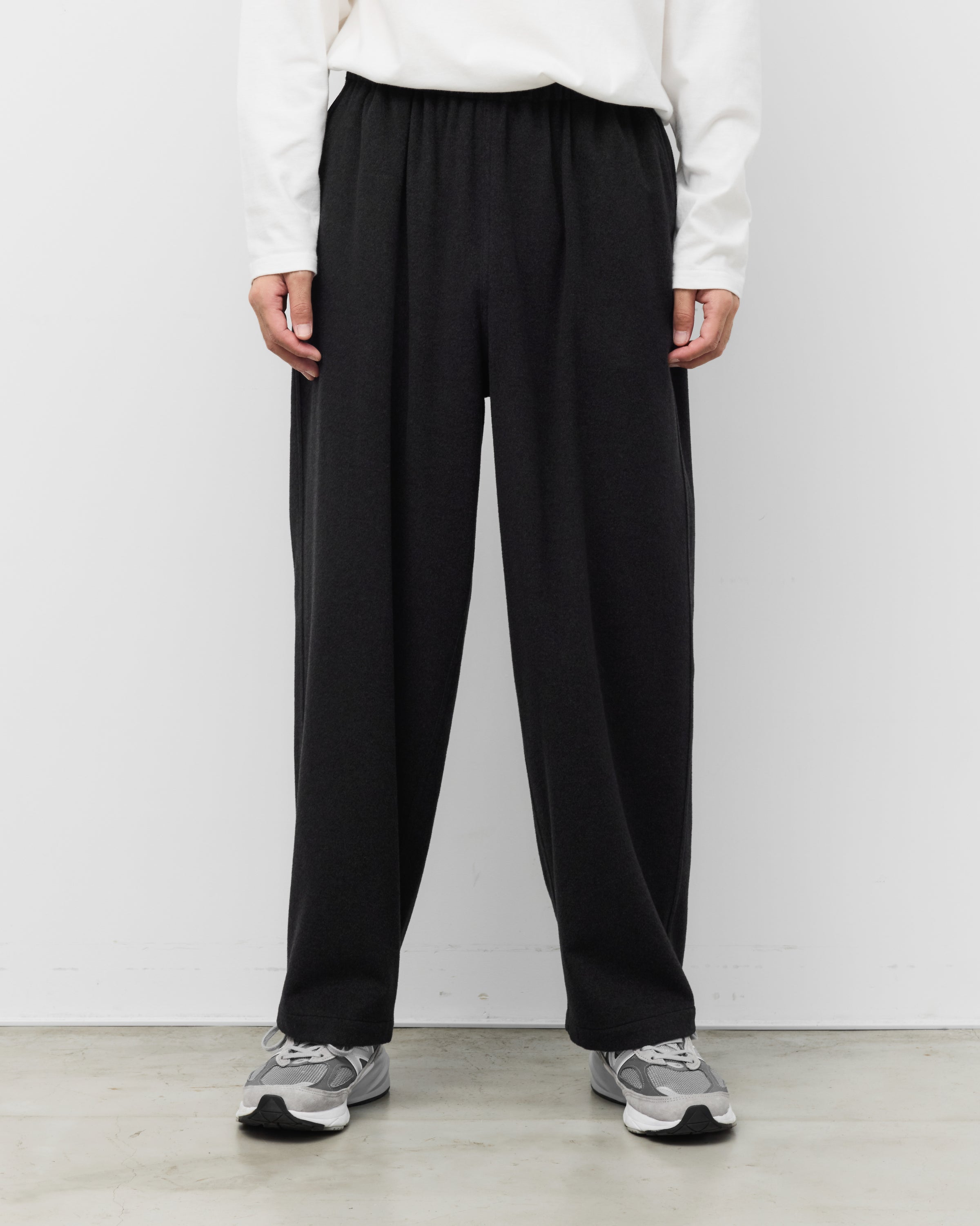 holkのKang Fu Pantsチャコールを着用したメンズスタイリング、リラックスフィット、ワイドシルエットパンツの着用感とシルエットバランスを表現