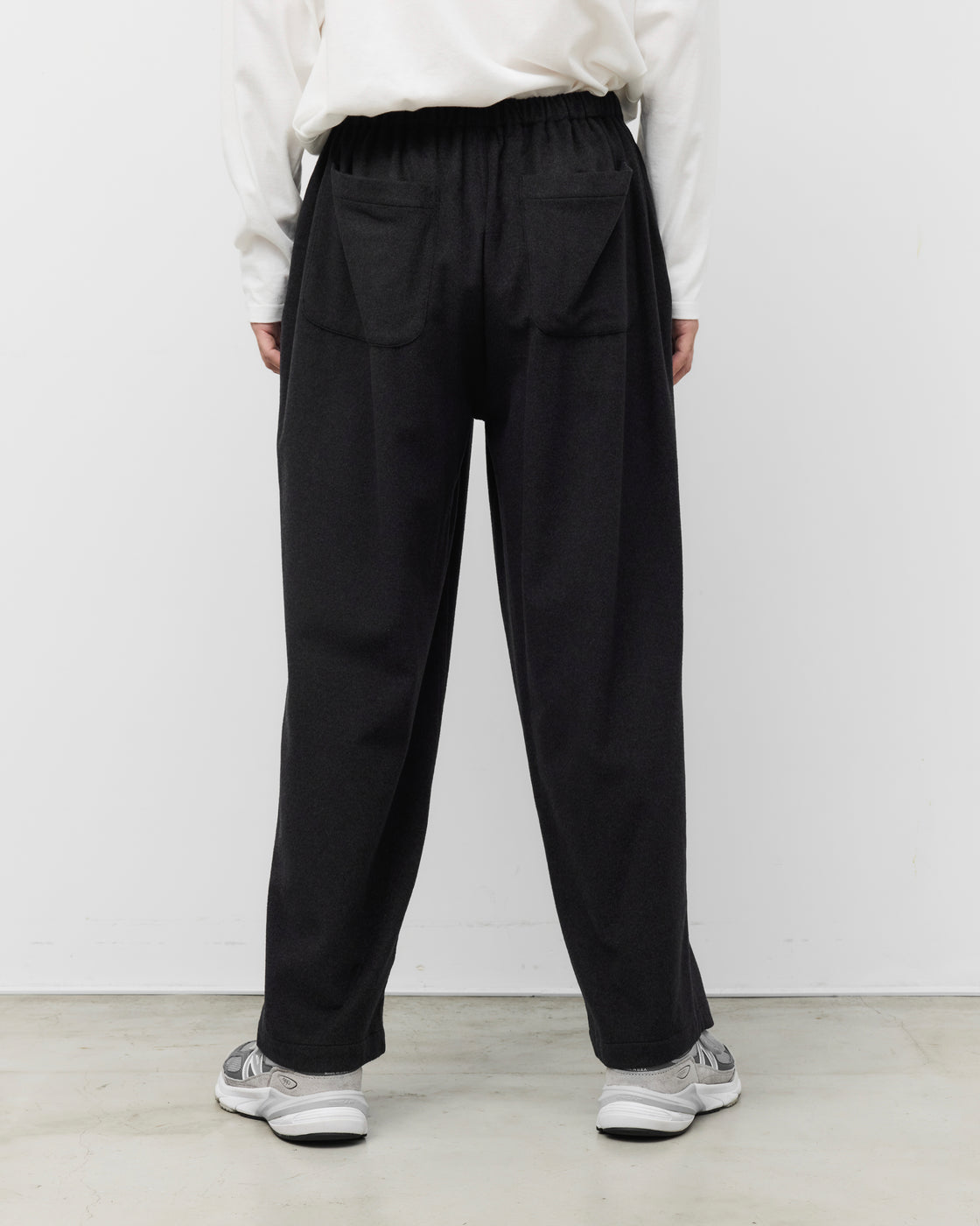 holkのKang Fu Pantsチャコール後ろ姿、イージーウエストデザイン、ワイドシルエットパンツの後ろからの着用感とフィット感を表現した商品画像