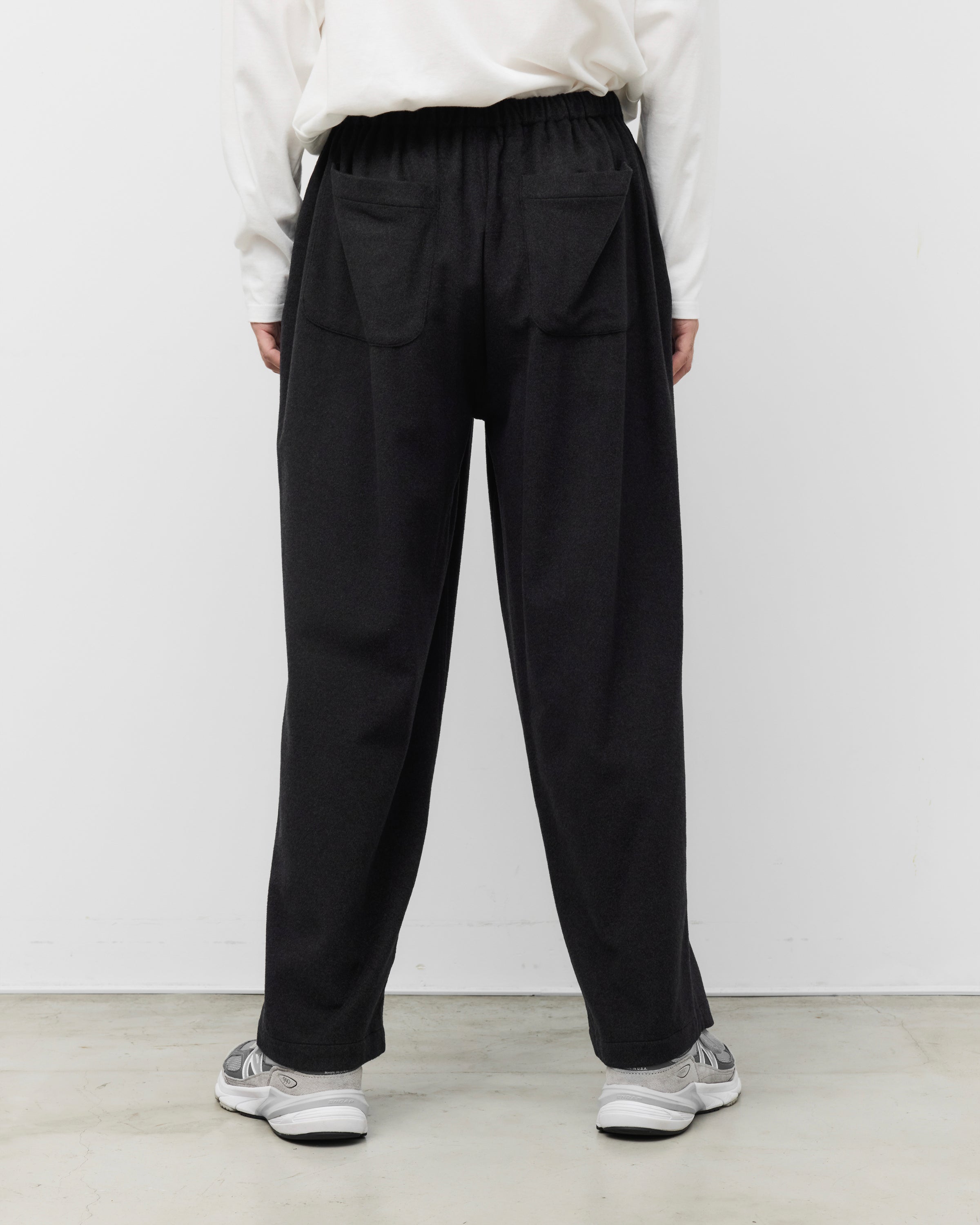 holkのKang Fu Pantsチャコール後ろ姿、イージーウエストデザイン、ワイドシルエットパンツの後ろからの着用感とフィット感を表現した商品画像