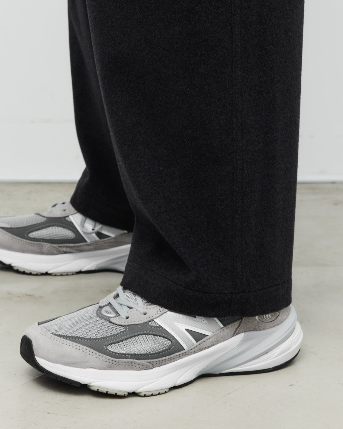 holkのKang Fu Pantsチャコール別角度からの着用画像、SUPER160sラムウールショートビーバー素材の質感、ワイドシルエットの立体感を表現
