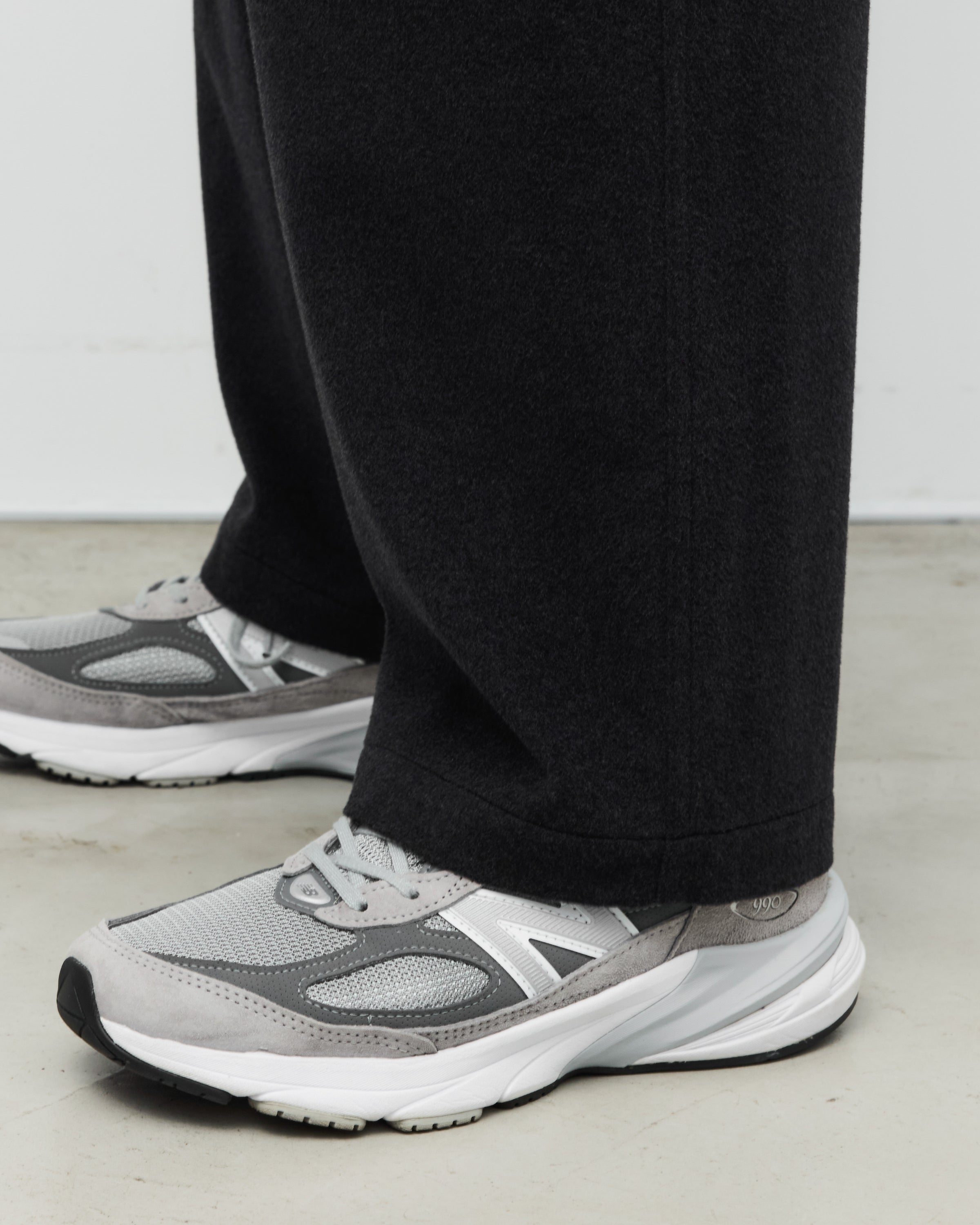holkのKang Fu Pantsチャコール別角度からの着用画像、SUPER160sラムウールショートビーバー素材の質感、ワイドシルエットの立体感を表現