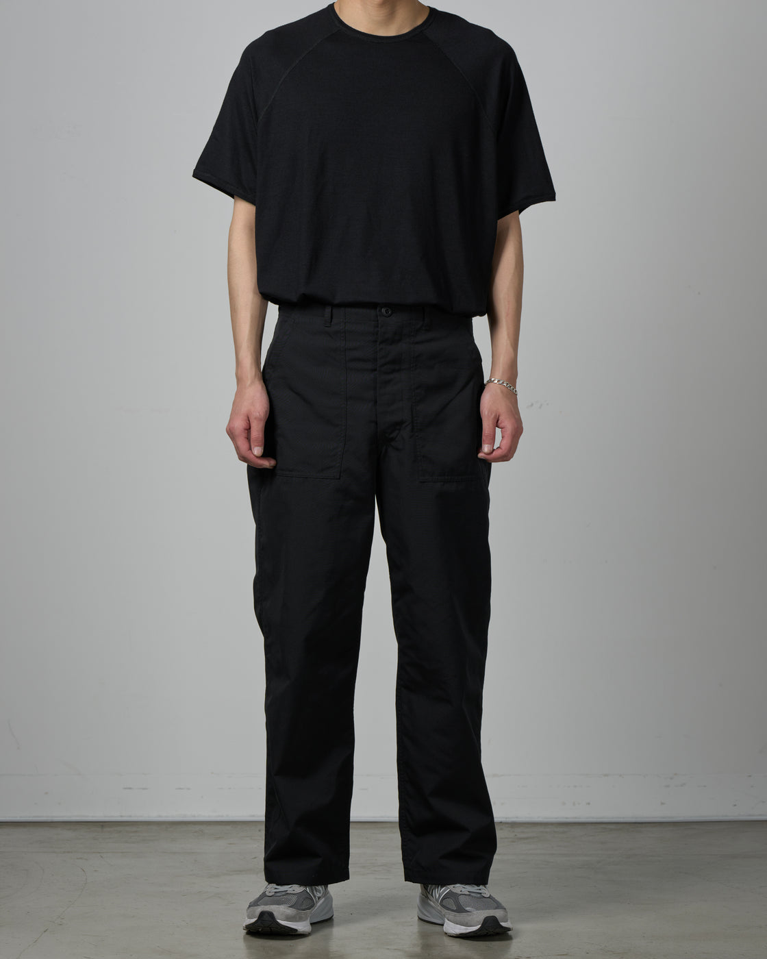 CIOTA ベイカーパンツ ブラック 着用サイドビュー｜ミリタリーウェアのタフさと日常の軽さを両立したCIOTAベイカーパンツ、シャツとの相性抜群なサイドからの着用スタイル
