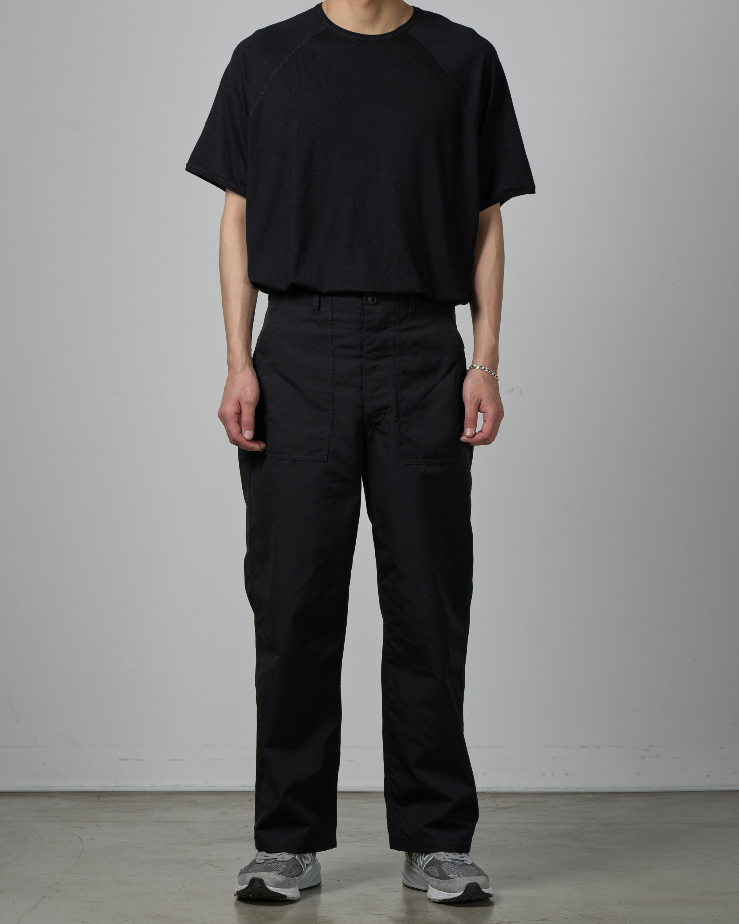 CIOTA ベイカーパンツ ブラック 着用サイドビュー｜ミリタリーウェアのタフさと日常の軽さを両立したCIOTAベイカーパンツ、シャツとの相性抜群なサイドからの着用スタイル