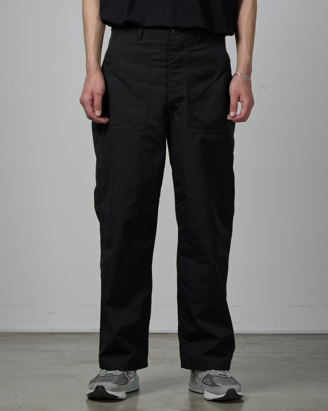 CIOTA ベイカーパンツ ブラック 背面全体像｜型崩れしにくいCIOTAオリジナル生地のバギーシルエット、ゆったりとした穿き心地と品のある後ろ姿のシルエット全体
