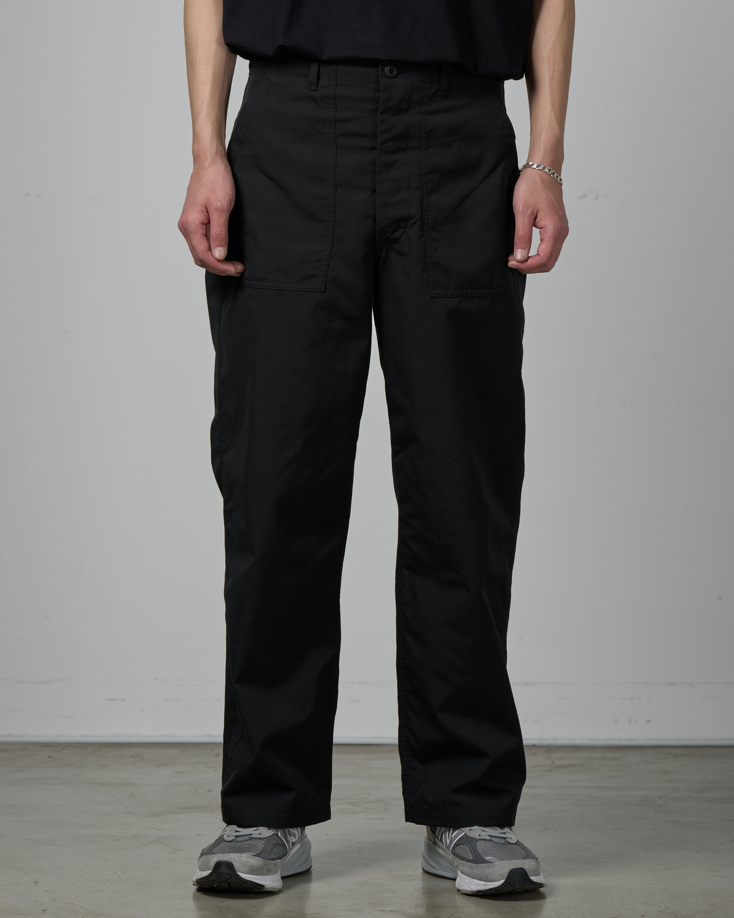 CIOTA ベイカーパンツ ブラック 背面全体像｜型崩れしにくいCIOTAオリジナル生地のバギーシルエット、ゆったりとした穿き心地と品のある後ろ姿のシルエット全体