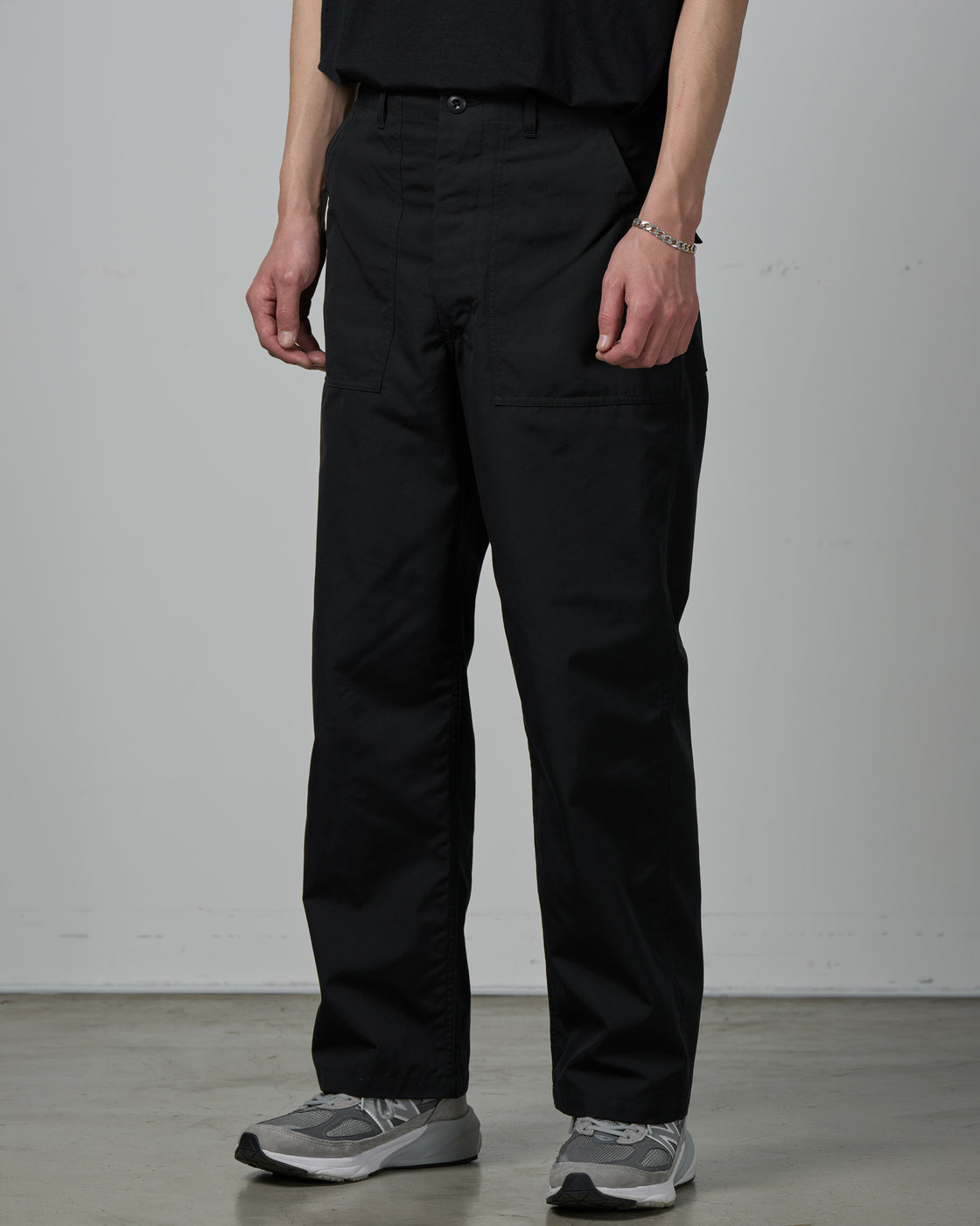 CIOTA ベイカーパンツ ブラック 着用正面｜身長178cmのモデルがサイズ4を着用、ゆったりとしたバギーシルエットのブラックベイカーパンツとシャツを合わせたコーディネート