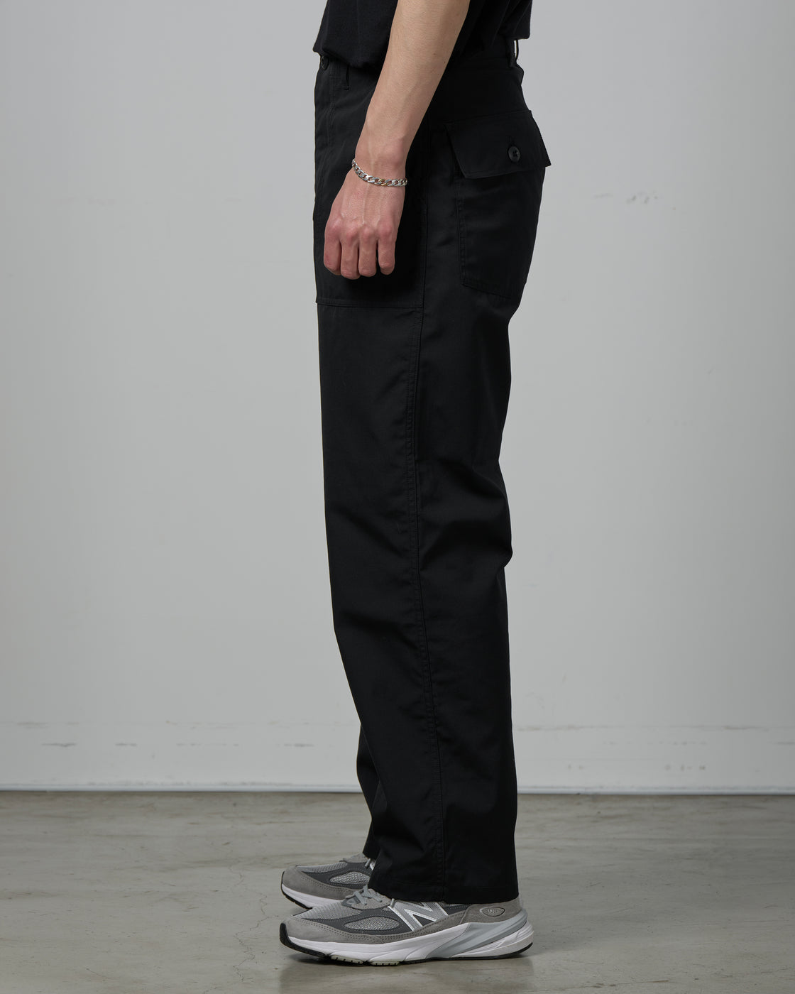 CIOTA ベイカーパンツ ブラック サイドビュー｜薄手で速乾性に優れたコットン×ポリエステル生地、高温多湿な日本の夏でも快適なフルレングスパンツの側面シルエット