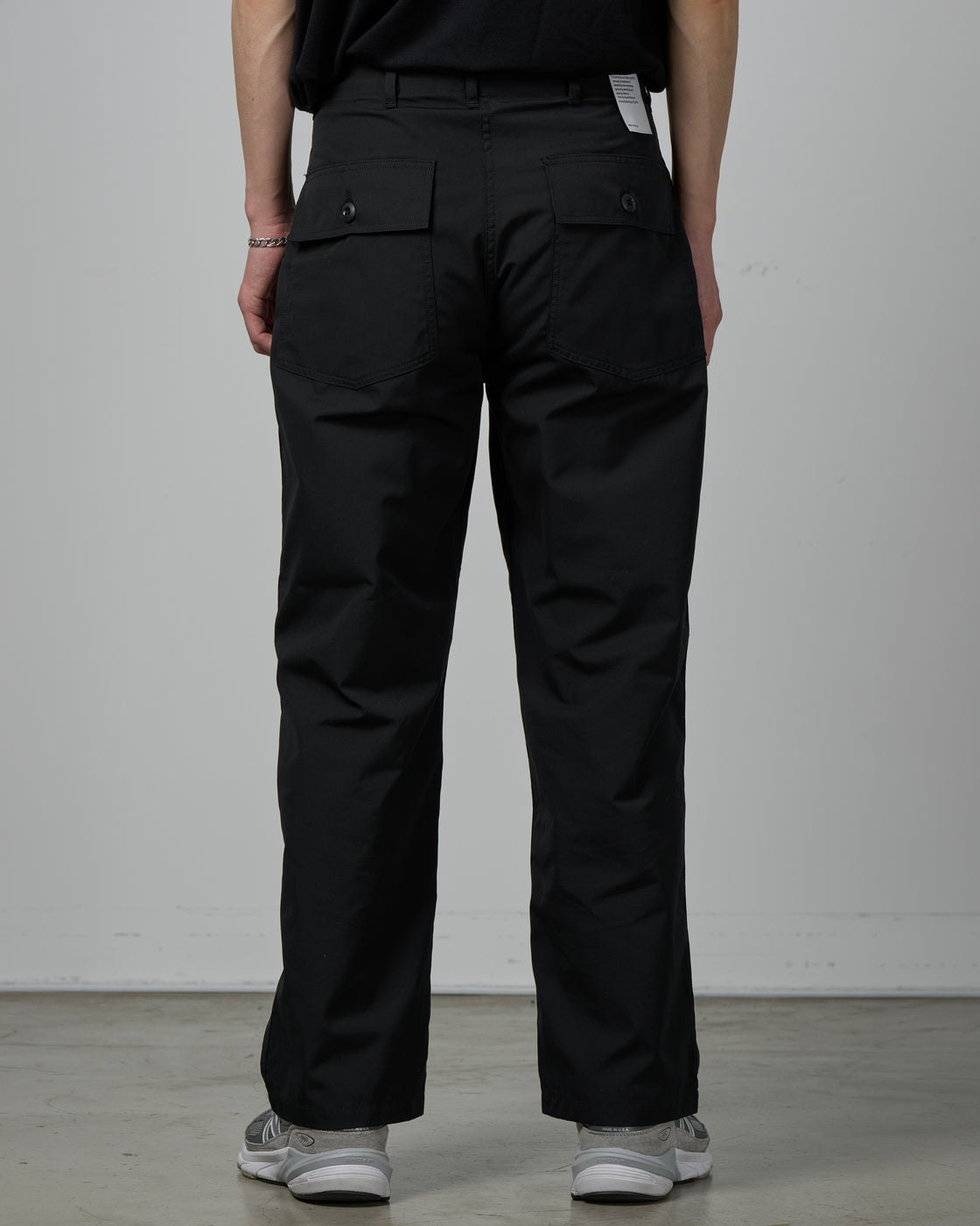 CIOTA ベイカーパンツ ブラック 着用背面｜軽くてサラッとした肌触りのスビンコットン混生地、洗濯後も速乾でデイリーに穿きこなせるブラックパンツの後ろ姿着用イメージ