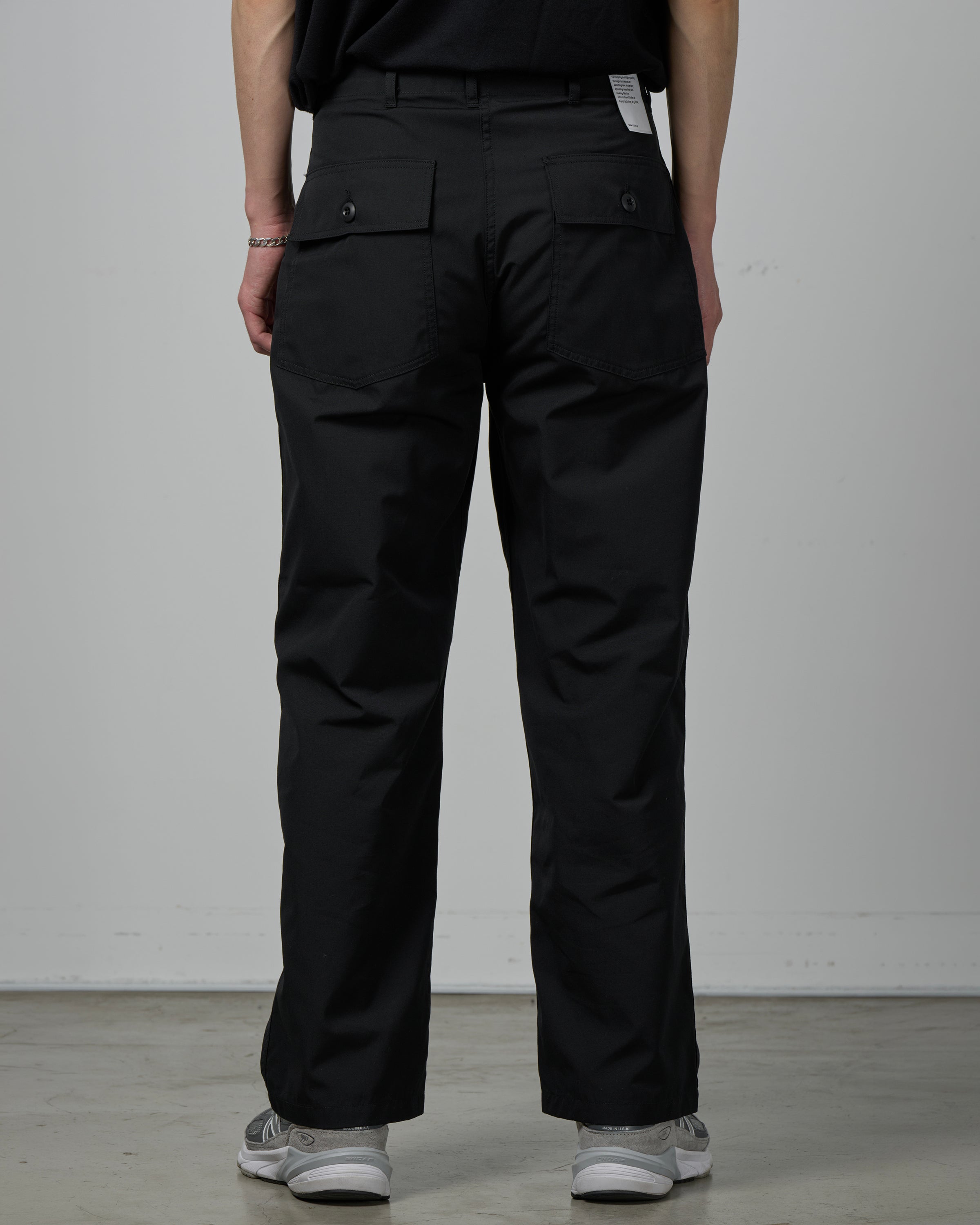 CIOTA ベイカーパンツ ブラック 着用背面｜軽くてサラッとした肌触りのスビンコットン混生地、洗濯後も速乾でデイリーに穿きこなせるブラックパンツの後ろ姿着用イメージ