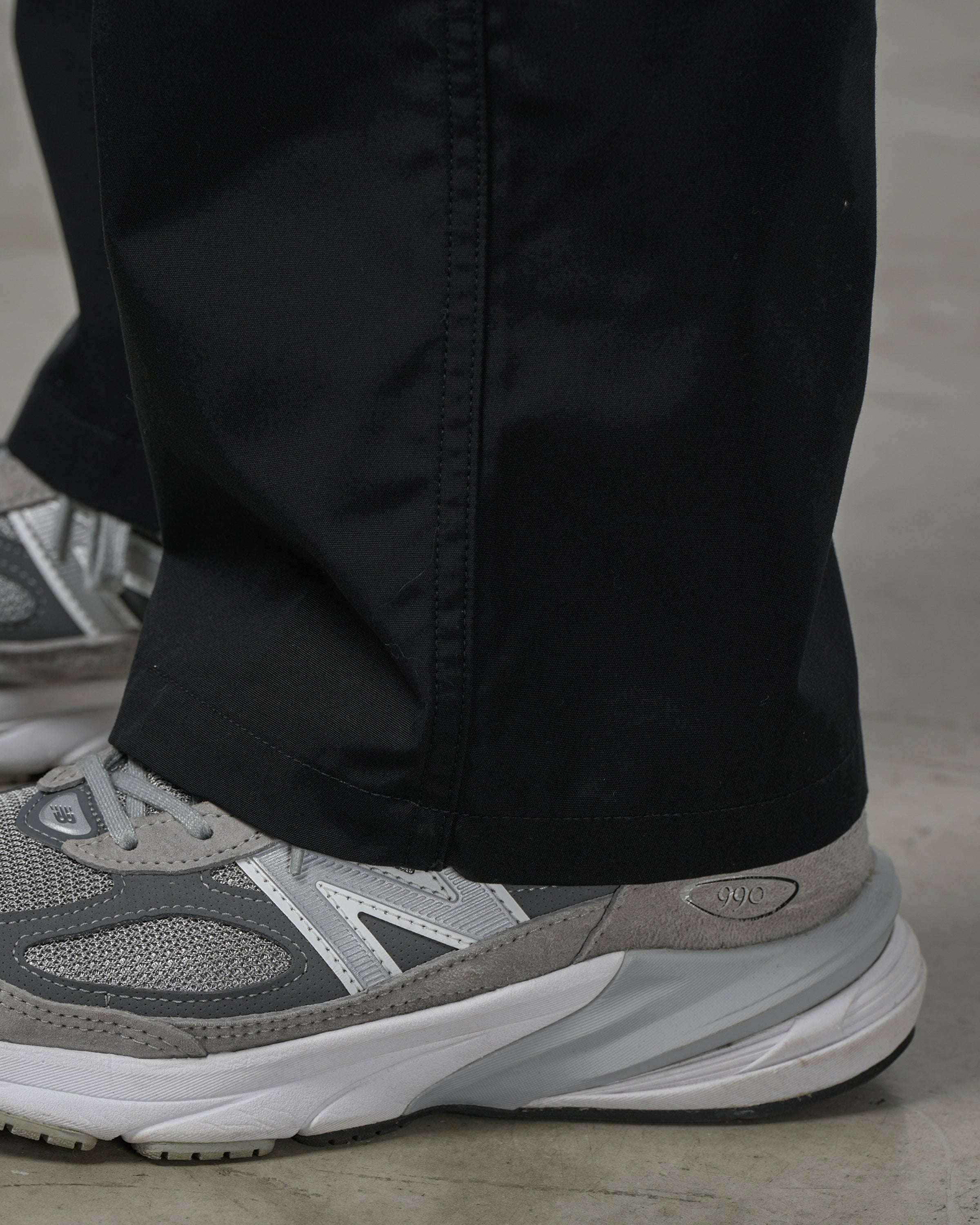 CIOTA ベイカーパンツ ブラック 着用スタイリング足元クローズアップ｜バギーシルエットの裾周りとシューズとのバランス、ロールアップや素足合わせのスタイリング参考