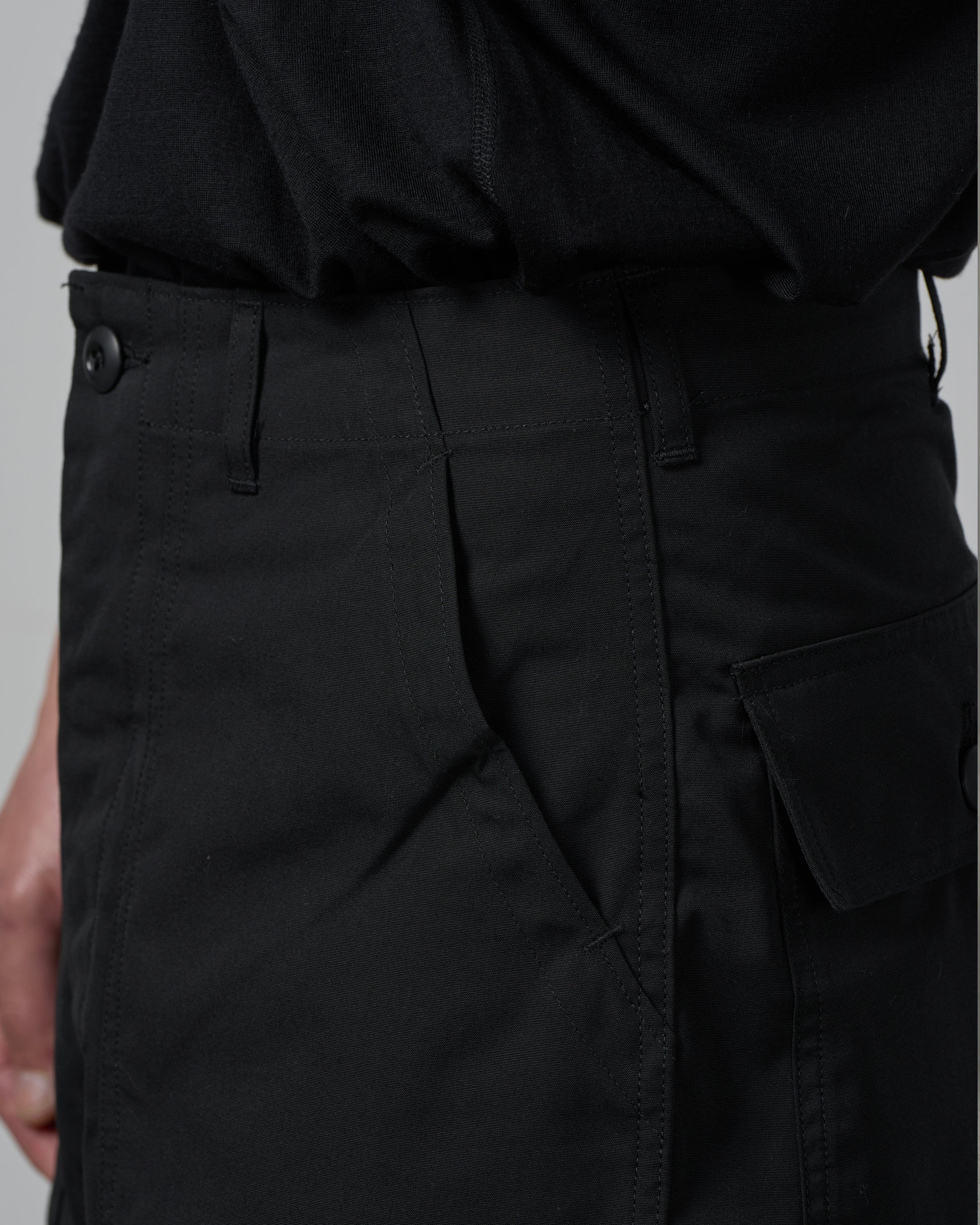 CIOTA ベイカーパンツ ブラック 裾クローズアップ｜フルレングスの裾仕上げと生地の落ち感、薄手で軽量なコットン×ポリエステル素材の裾周りディテールと縫製の美しさ