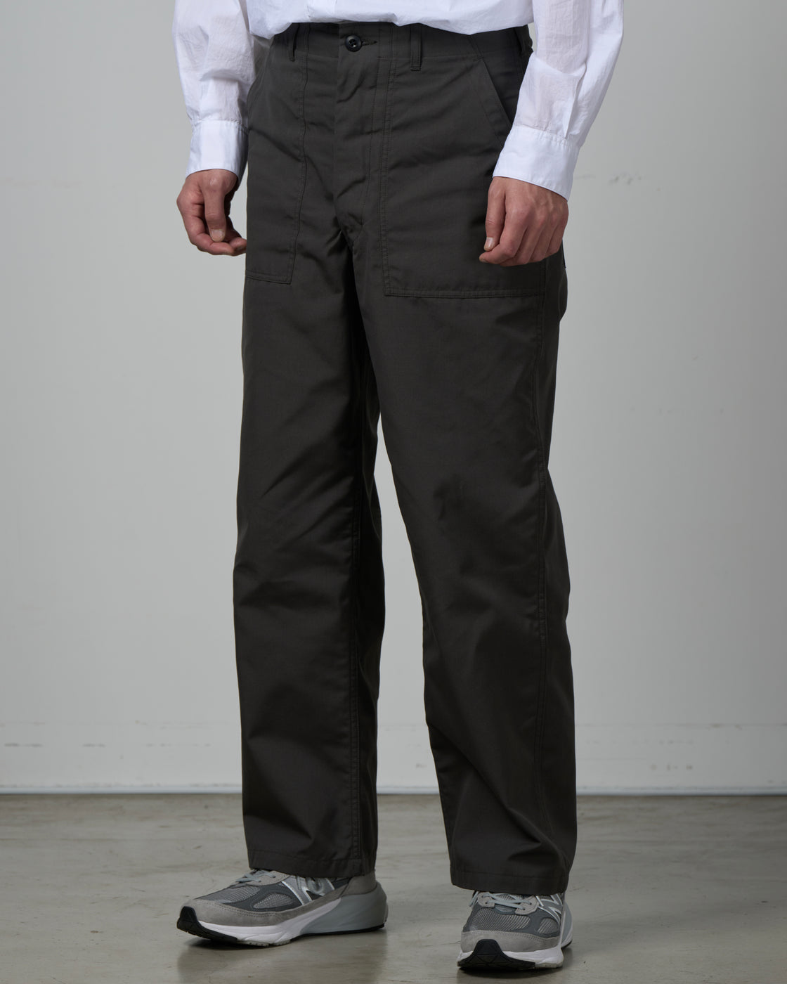 CIOTA ベイカーパンツ チャコールグレー サイドビュー｜薄手で速乾性に優れたコットン×ポリエステル生地、高温多湿な日本の夏でも快適に穿けるミリタリーパンツの側面シルエット