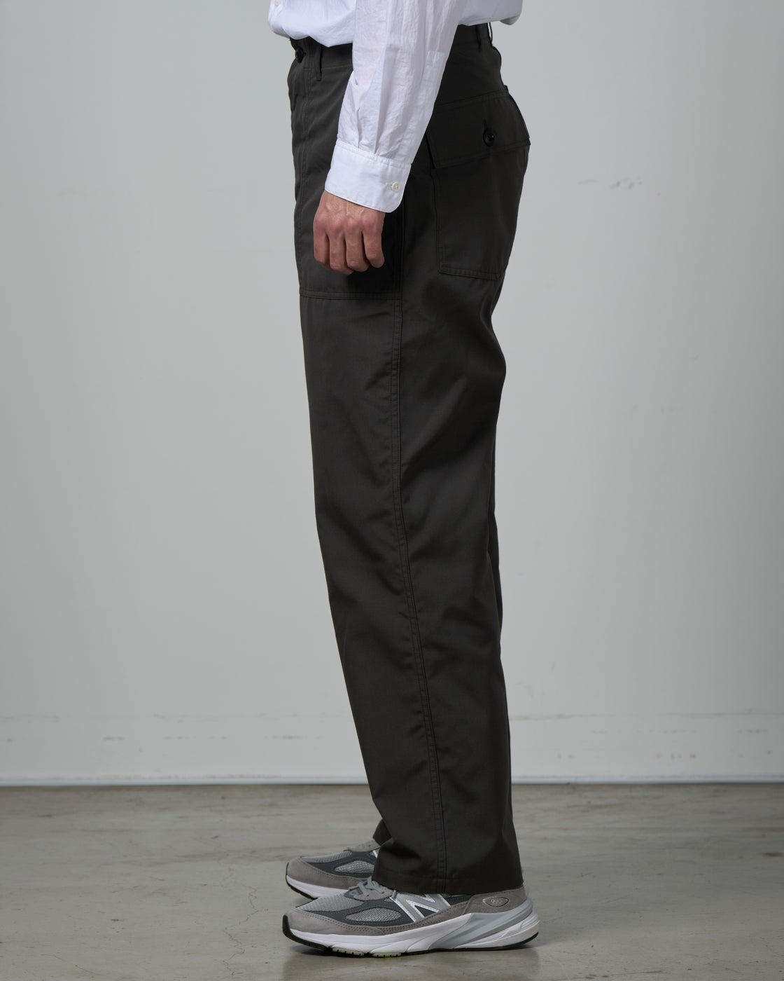 CIOTA ベイカーパンツ チャコールグレー 着用背面｜日常のワードローブとして気兼ねなく穿けるCIOTAのベイカーパンツ、ゆったりとした穿き心地と品の良さを両立した後ろ姿