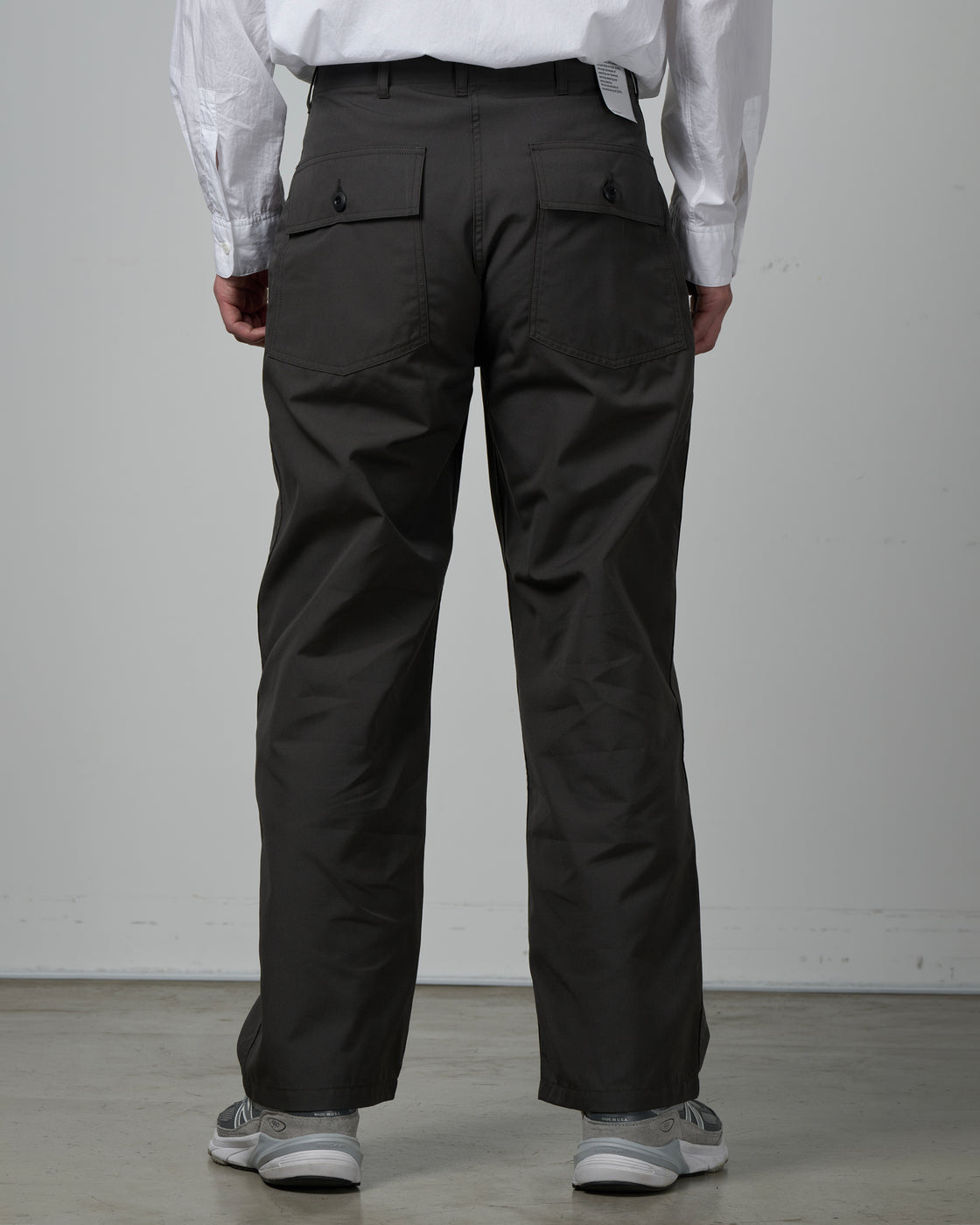 CIOTA ベイカーパンツ チャコールグレー 着用正面｜身長178cmのモデルがサイズ4を着用、チャコールグレーのバギーシルエットが品よくカジュアルに決まるコーディネート