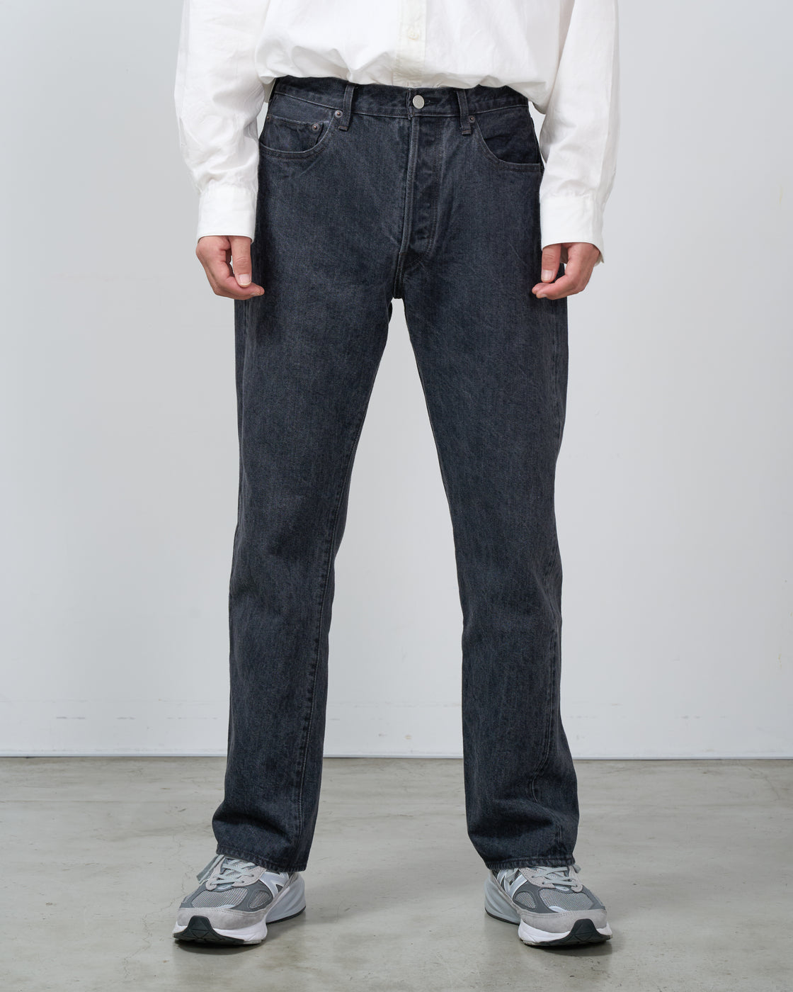 CIOTA New Straight 5 Pocket Pantsの正面全身ビュー、旧式力織機織りの生機デニム素材感とstraight fitの美しいラインが分かるblack jeans styling