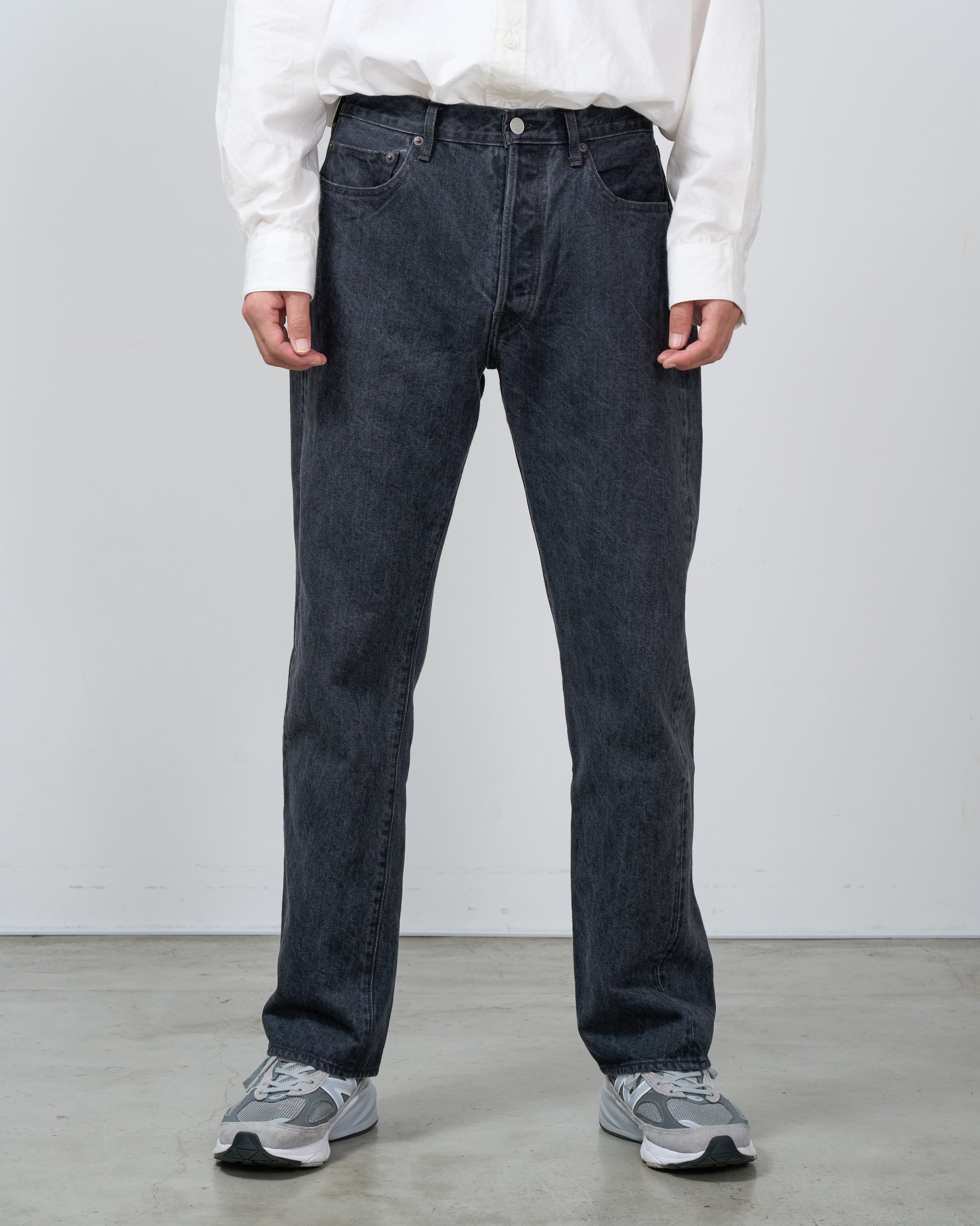 CIOTA New Straight 5 Pocket Pantsの正面全身ビュー、旧式力織機織りの生機デニム素材感とstraight fitの美しいラインが分かるblack jeans styling