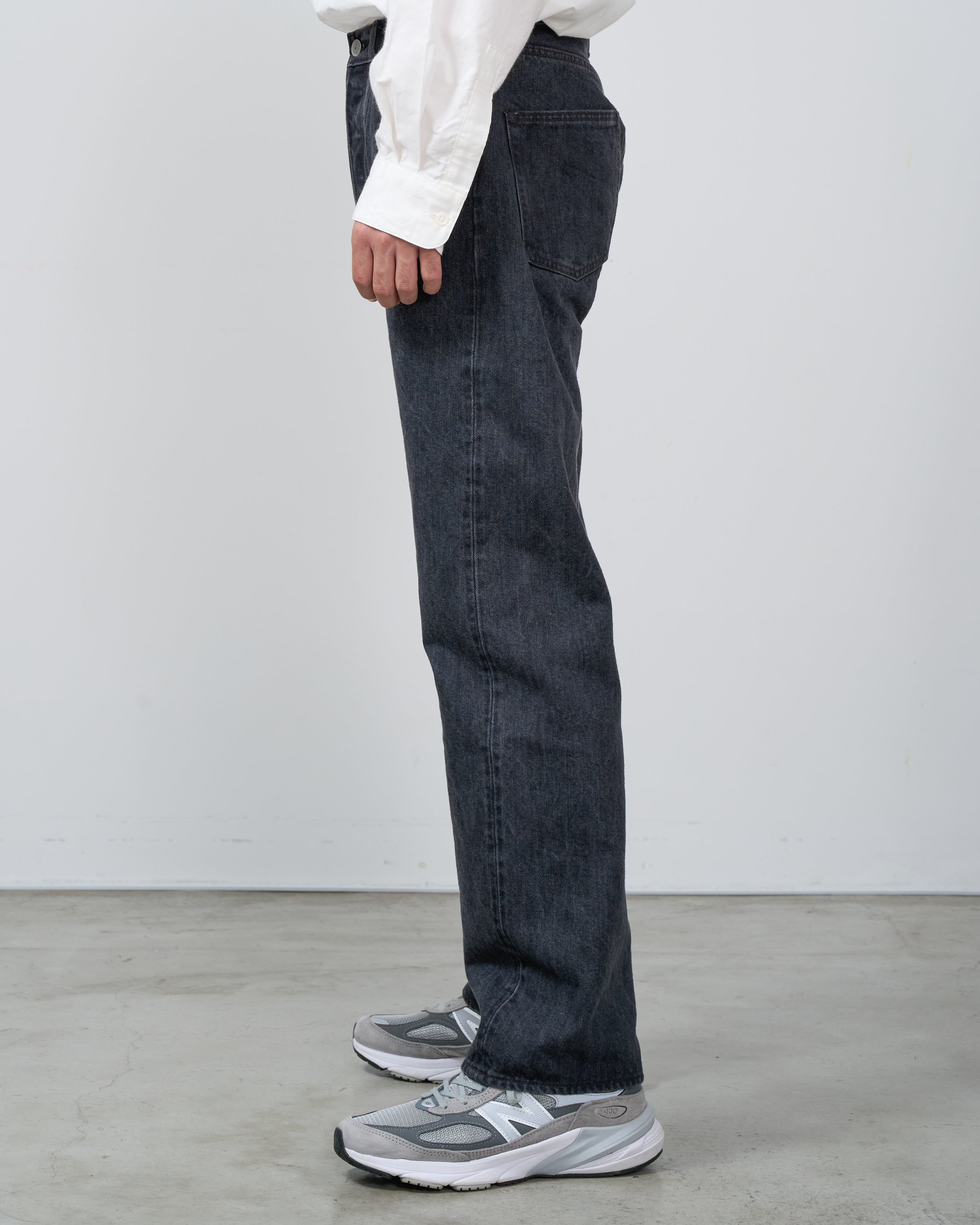 CIOTA 5ポケットパンツの側面シルエット、ワタリから裾へのストンと落ちるstraight lineと1970s vintage inspired designが際立つmedium black denim