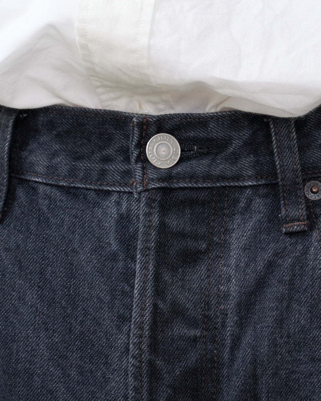 CIOTA New Straightパンツの斜め前方アングル、カジュアルからシックまで対応する万能性とjapanese selvedge denimの品質が表現された着用スタイル