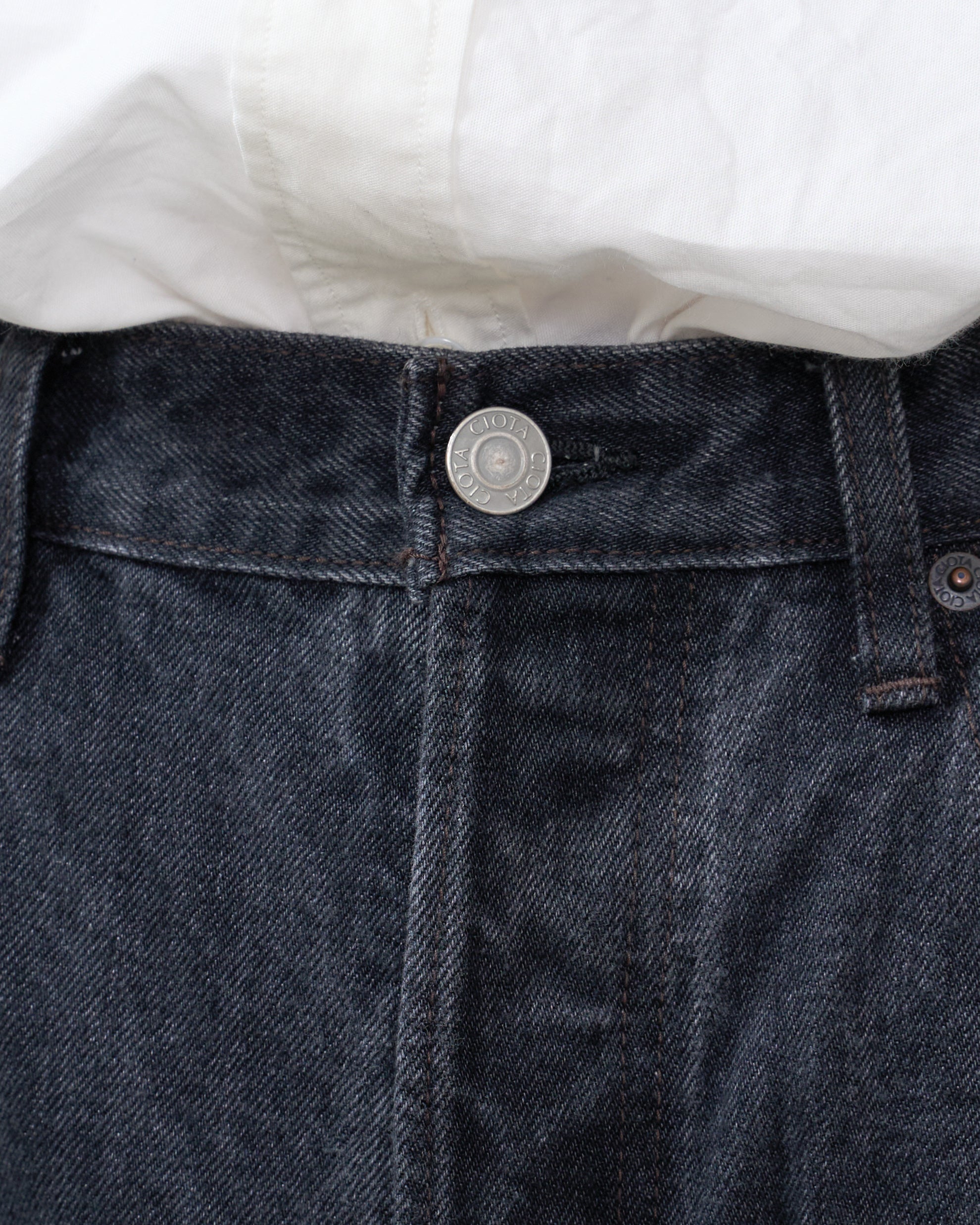 CIOTA New Straightパンツの斜め前方アングル、カジュアルからシックまで対応する万能性とjapanese selvedge denimの品質が表現された着用スタイル