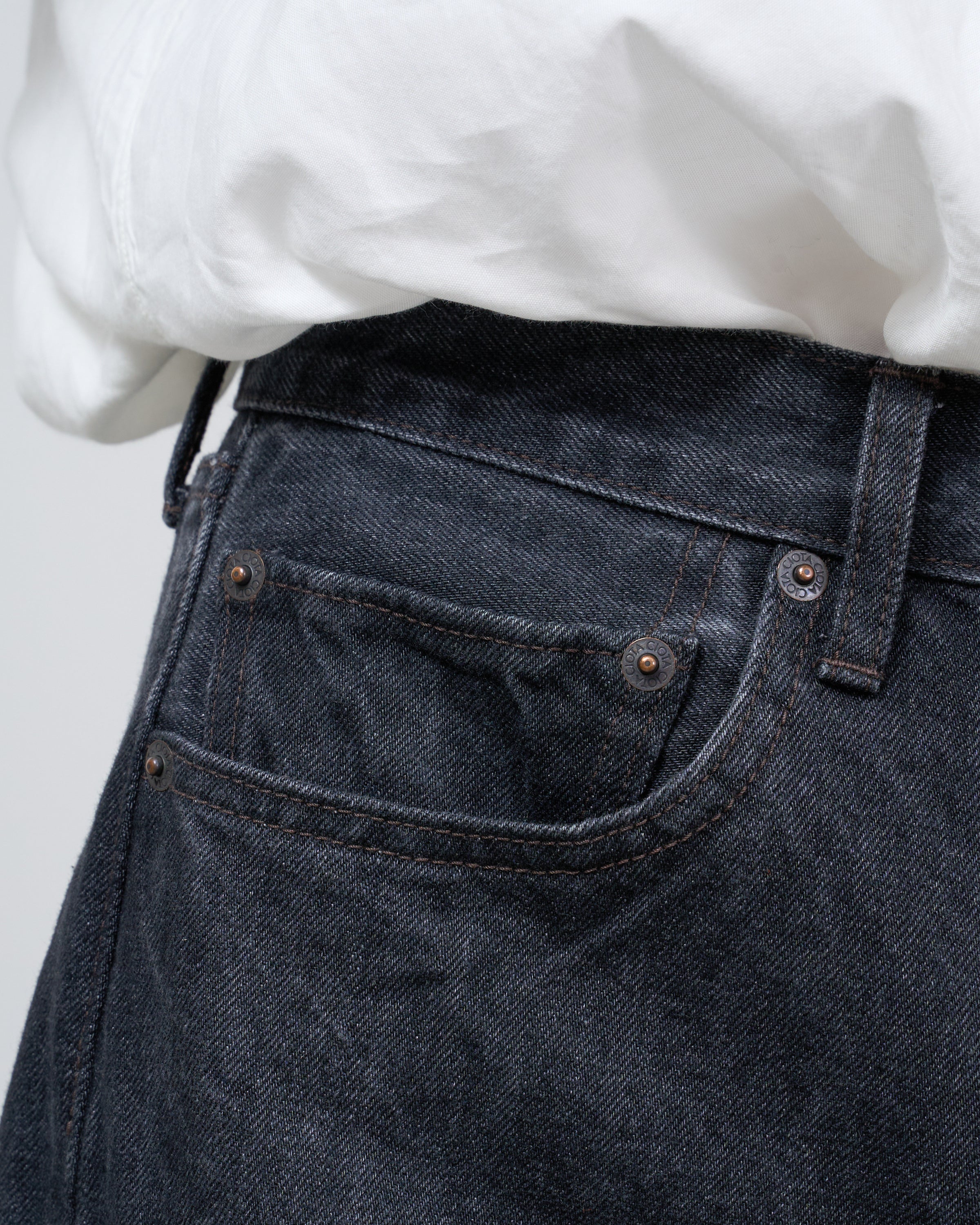 CIOTAブラックデニムの正面詳細ビュー、5ポケット仕様とstraight cut designの機能美、medium black colorの深みあるトーンが魅力的なjapanese pants