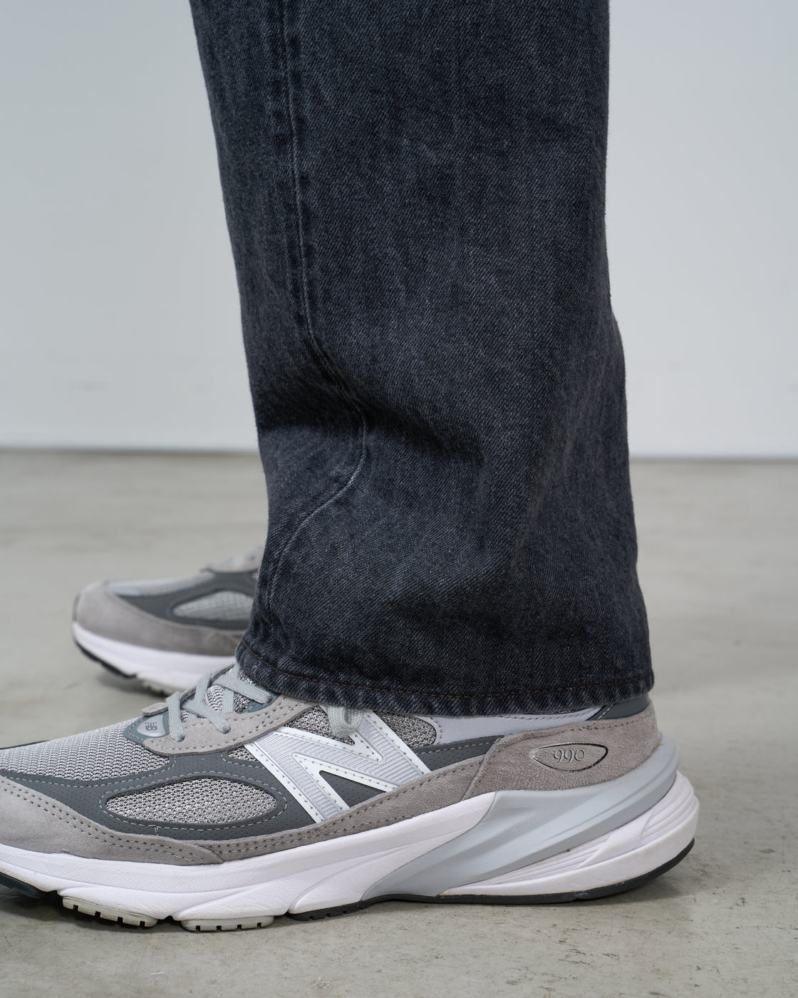 CIOTAブラックデニムパンツの最終着用ビュー、トラッド穿きに最適なすっきりシルエットとspun cotton横糸による上質な風合いのstraight fit jeans
