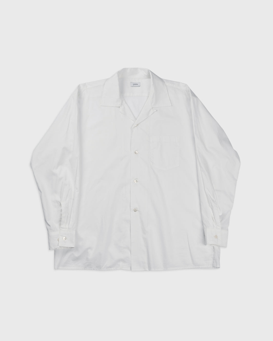  CIOTA オフホワイト開襟シャツ長袖の全身着用イメージ、スビンコットンとレーヨン混紡の光沢ある生地が特徴的な1960年代アメリカヴィンテージ風デザイン、リラックスフィット、日本製メンズシャツ、keylime Tokyo取扱