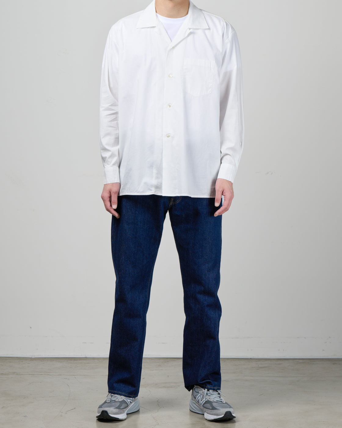 CIOTA 開襟シャツの胸元クローズアップ、オープンカラーの襟の開き具合とボタン配置、レーヨンのシルクのような光沢感、1960年代アメリカヴィンテージシャツをオマージュしたデザイン、オフホワイト、日本製