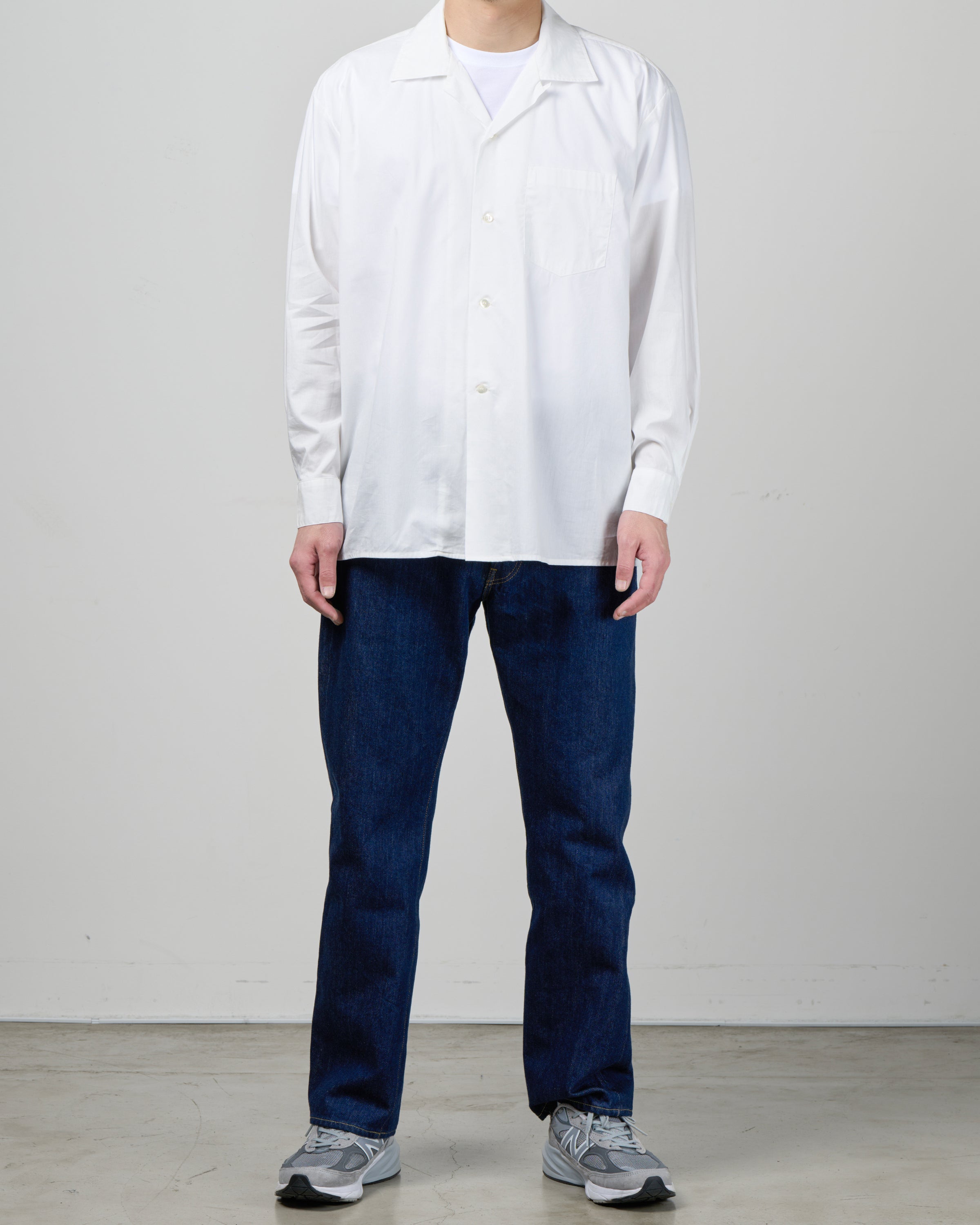 CIOTA 開襟シャツの胸元クローズアップ、オープンカラーの襟の開き具合とボタン配置、レーヨンのシルクのような光沢感、1960年代アメリカヴィンテージシャツをオマージュしたデザイン、オフホワイト、日本製