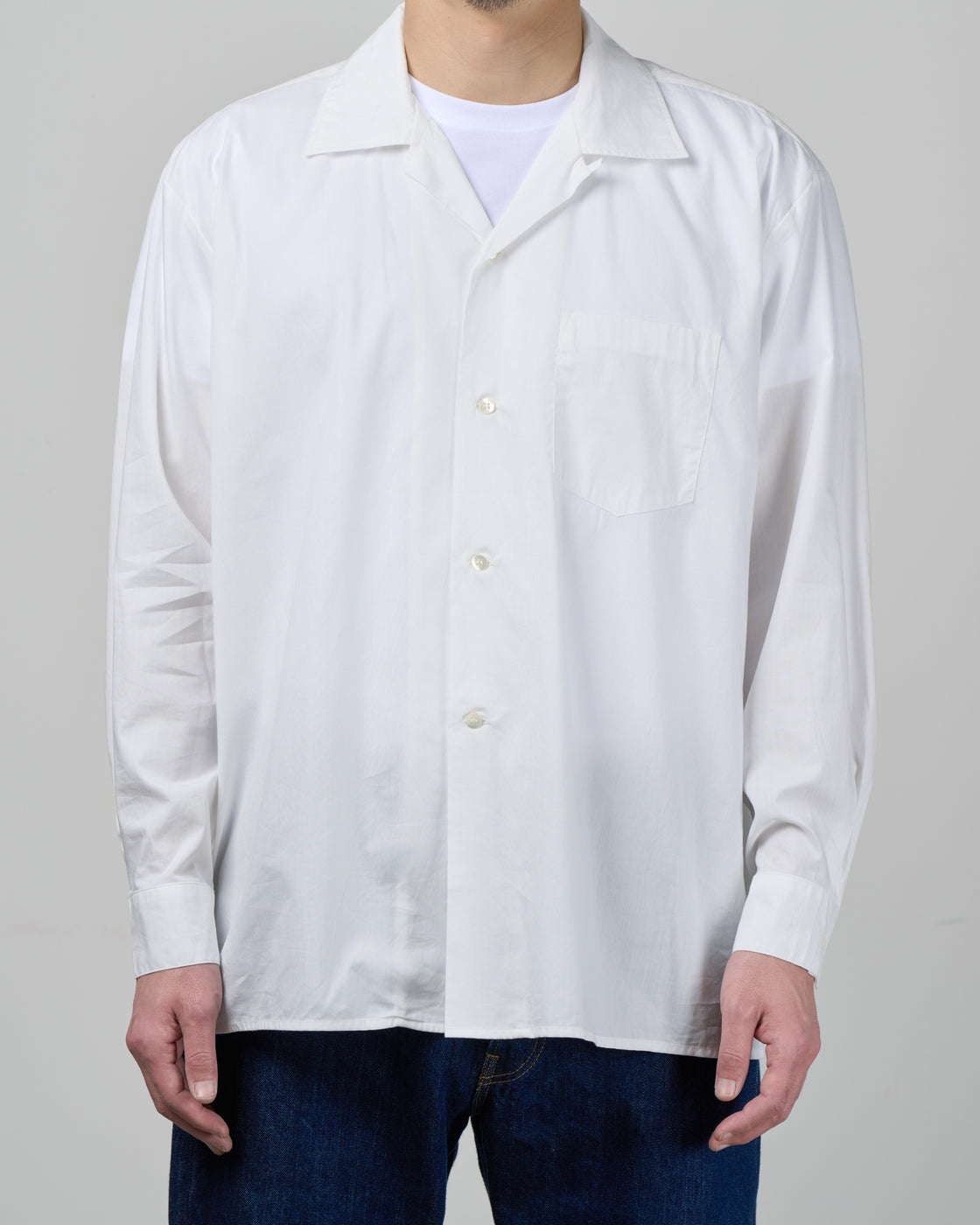 CIOTA 開襟長袖シャツのフロントスタイル詳細、オープンカラーの襟元とボタンデザイン、スビンコットンとモダールレーヨンの美しい落ち感、オフホワイトカラー、吸湿性通気性に優れた春夏向けシャツ、日本製
