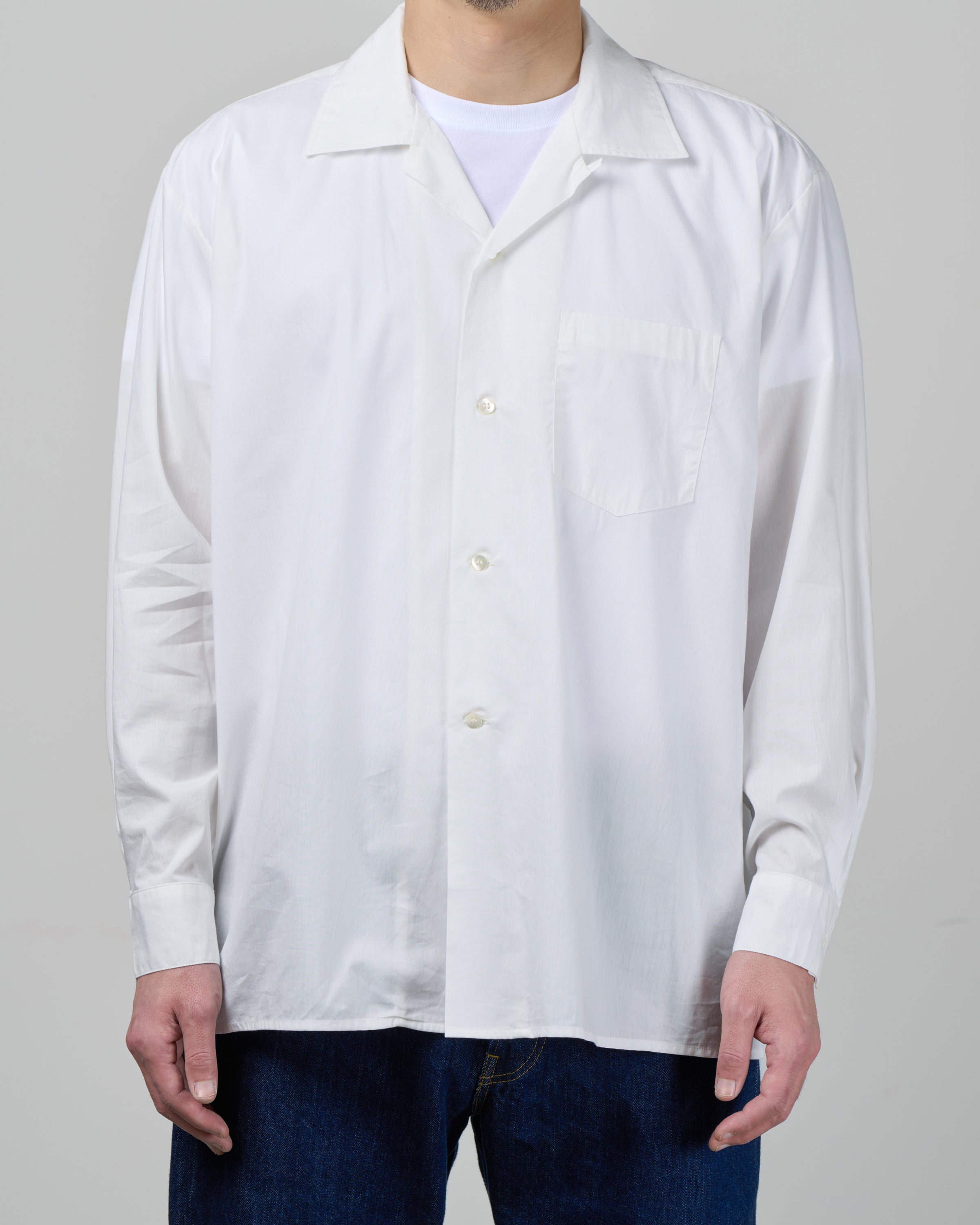 CIOTA 開襟長袖シャツのフロントスタイル詳細、オープンカラーの襟元とボタンデザイン、スビンコットンとモダールレーヨンの美しい落ち感、オフホワイトカラー、吸湿性通気性に優れた春夏向けシャツ、日本製
