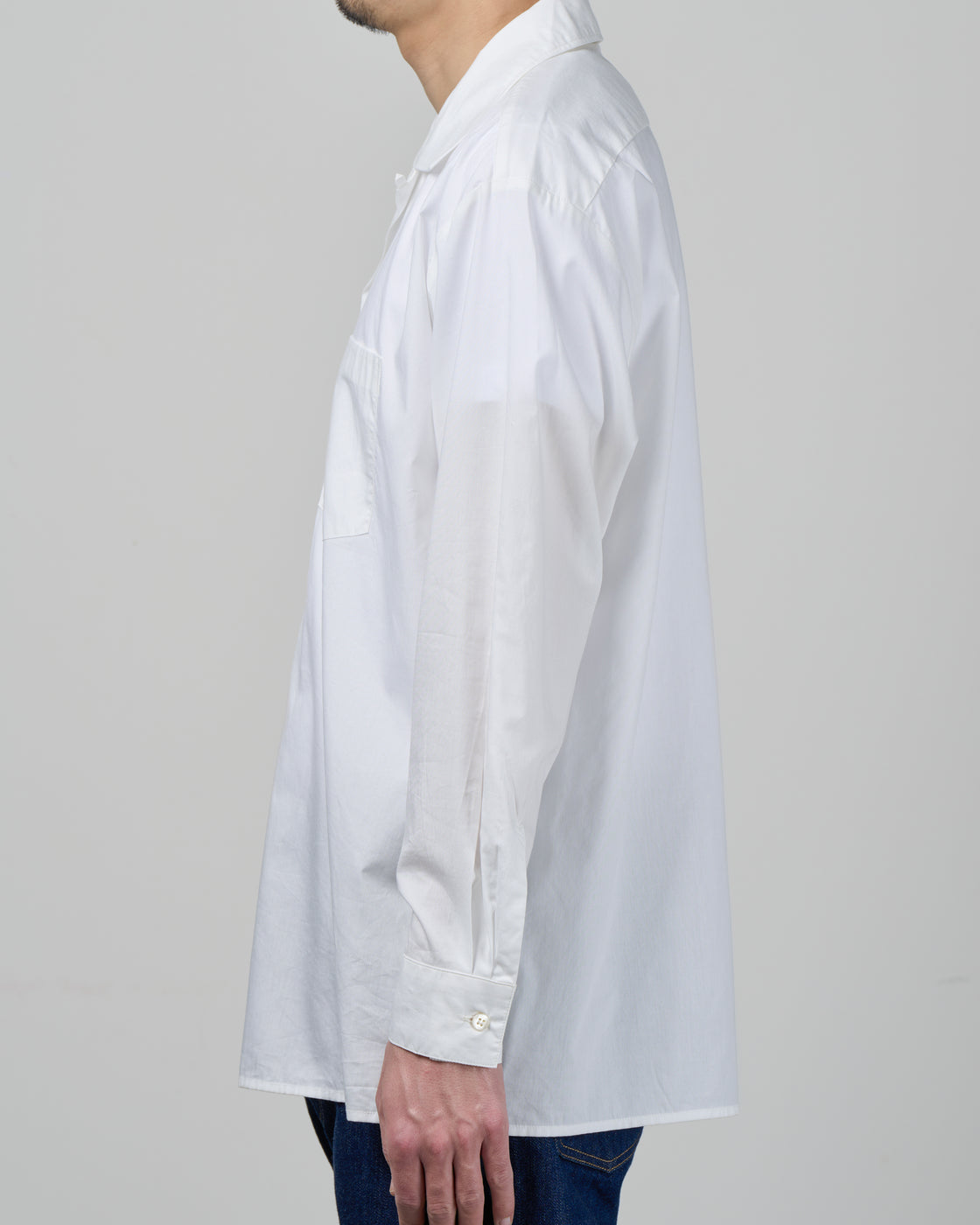 CIOTA 開襟シャツのサイドビュー、ゆったりとしたシルエットと美しいドレープ、スビンコットンのふんわり質感とレーヨンの落ち感が融合、ドレスとワークの空気感が共存する日本製長袖シャツ、オフホワイト