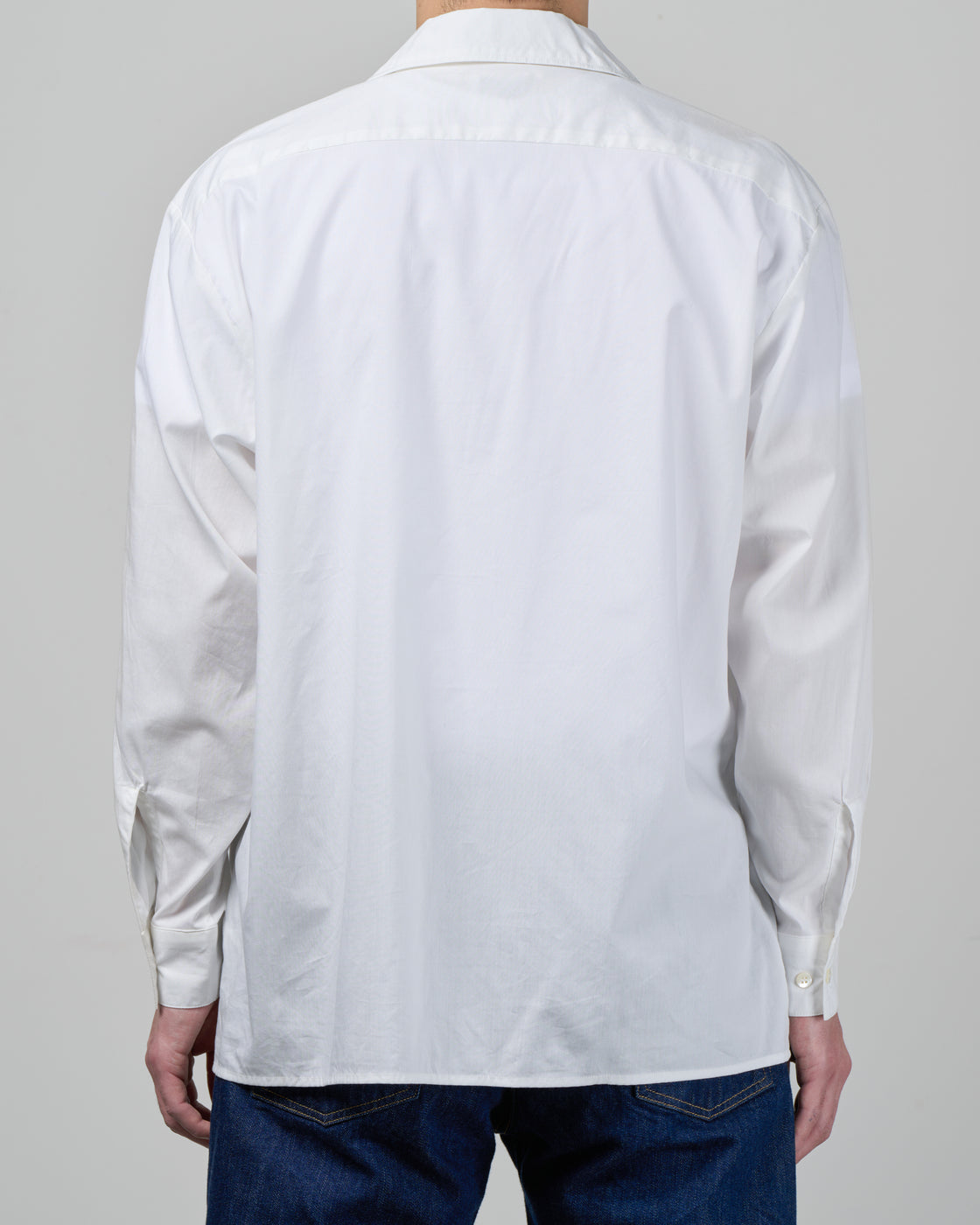 CIOTA オープンカラー長袖シャツのバックスタイル、背面から見た美しいシルエットとヨーク部分のディテール、スビンコットンとモダールレーヨン混紡生地、肌離れの良い快適な着心地、日本製メンズシャツ