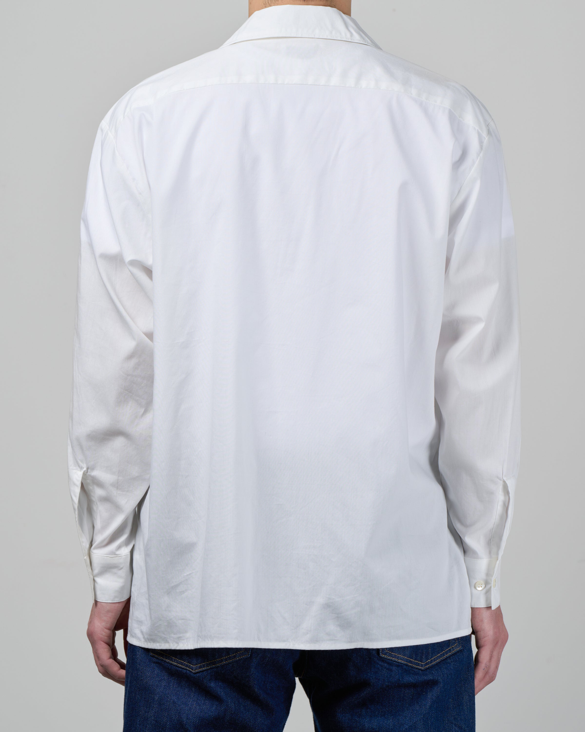 CIOTA オープンカラー長袖シャツのバックスタイル、背面から見た美しいシルエットとヨーク部分のディテール、スビンコットンとモダールレーヨン混紡生地、肌離れの良い快適な着心地、日本製メンズシャツ