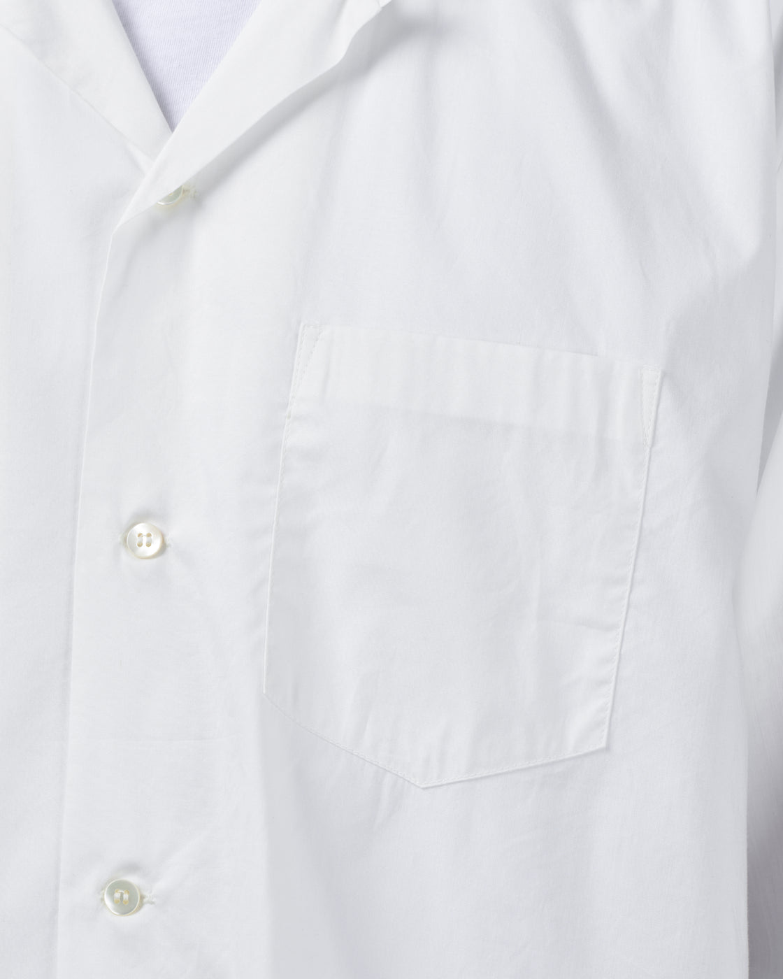 CIOTA 開襟長袖シャツの袖口ディテール、カフス部分のデザインと仕立て、スビンコットンとモダールレーヨンの軽やかな生地感、袖を捲って着るスタイルに最適な日本製メンズシャツ、オフホワイトカラー
