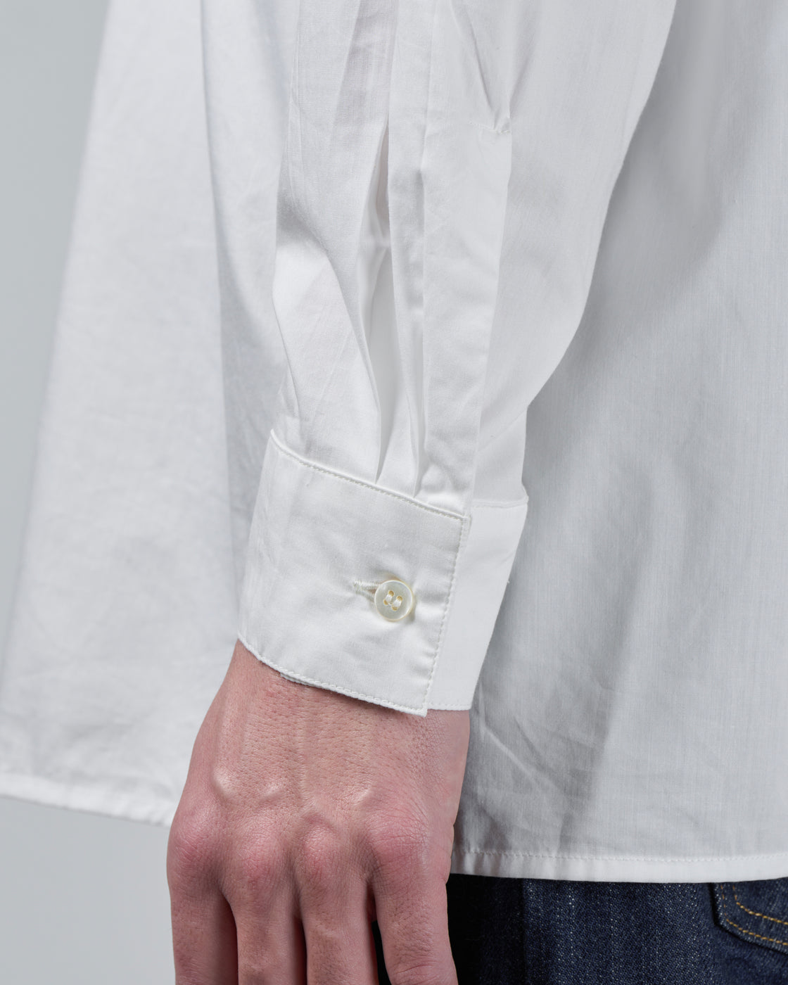 CIOTA 開襟シャツの平置き全体像、オフホワイトカラーの長袖オープンカラーデザイン、スビンコットンとレーヨンの美しい生地感、ドレスとワークが融合した絶妙なバランス感覚、日本製メンズシャツ、keylime Tokyo