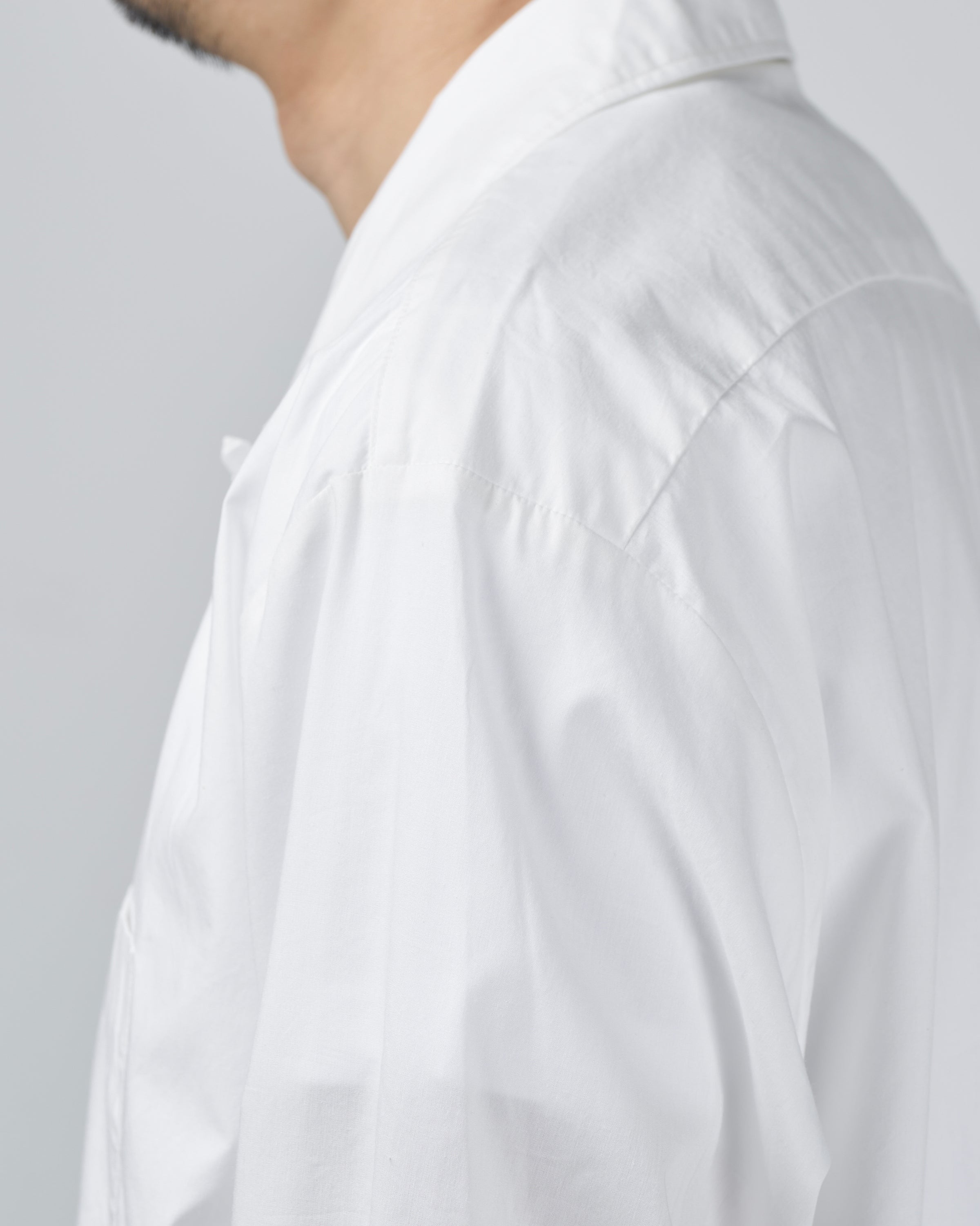 CIOTA オープンカラーシャツの着用イメージ別角度、リラックスフィットのシルエット、レーヨン特有の美しい落ち感とドレープ、ラフな着こなしに凛とした品が漂う絶妙なバランス、日本製長袖開襟シャツ、keylime Tokyo