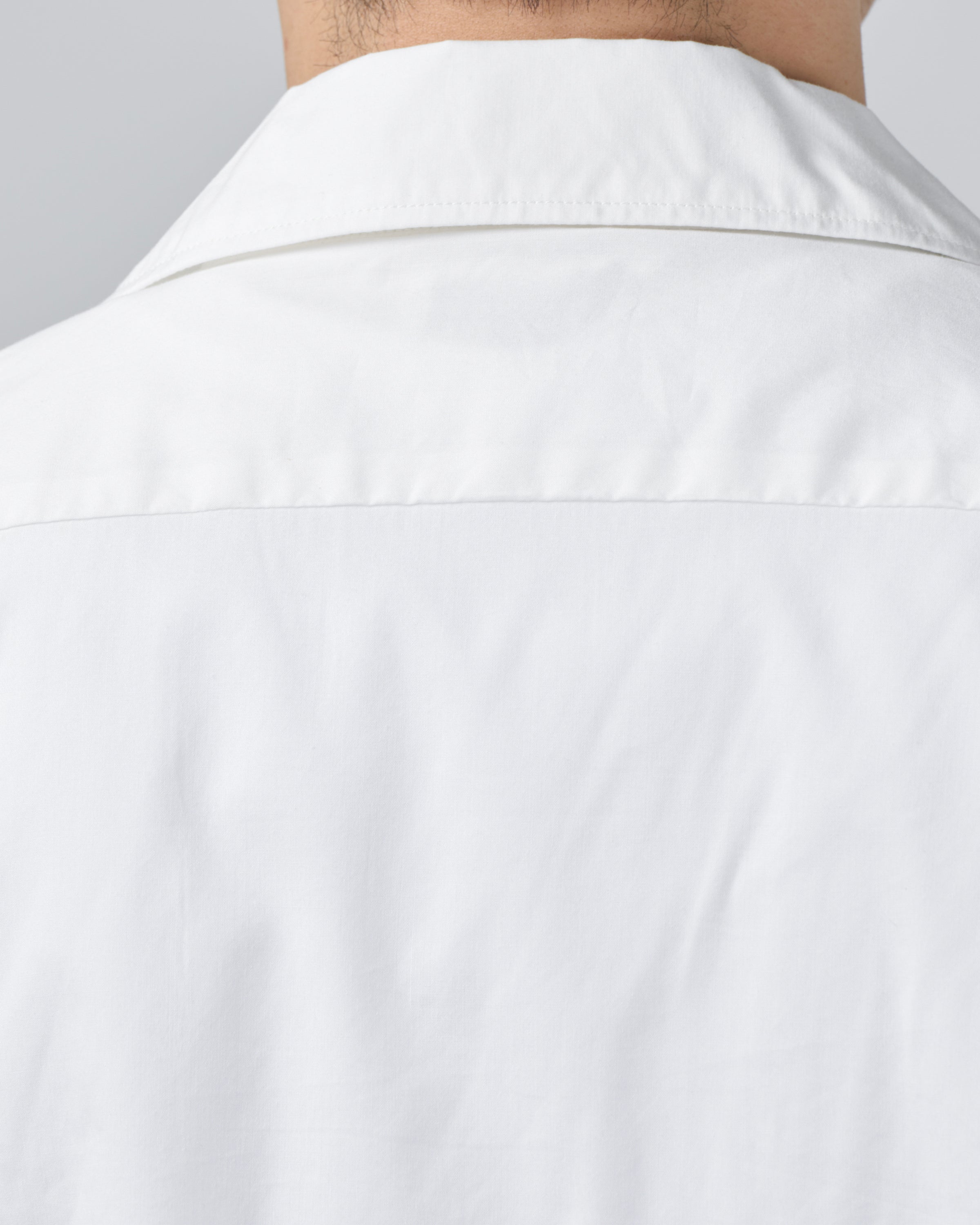 CIOTA 開襟シャツの前ボタン全開スタイル着用例、羽織りとしての着こなし提案、スビンコットンとレーヨン混紡の軽やかさ、暖かい季節にバサッと羽織るリラックススタイル、オフホワイト、日本製メンズシャツ