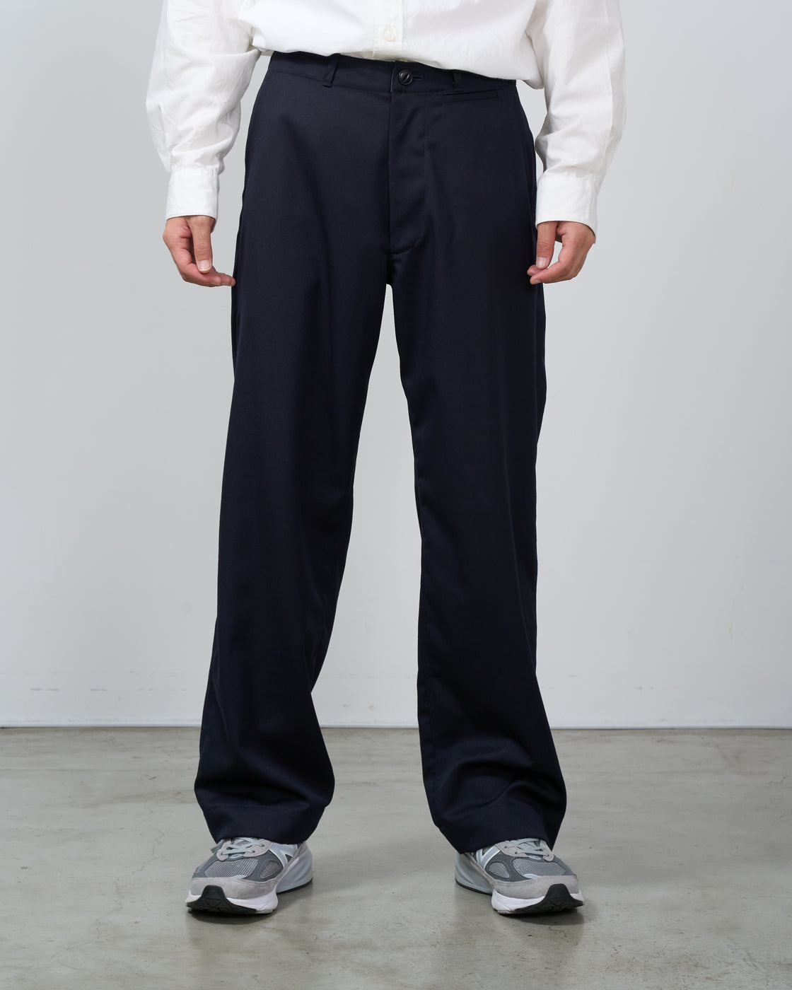 ネイビーのDhal wool gaba chino pantsを着用したモデルの横向きショット、72番手双糸織りの高級texture感とrelaxed fitが分かるjapanese craftsmanship