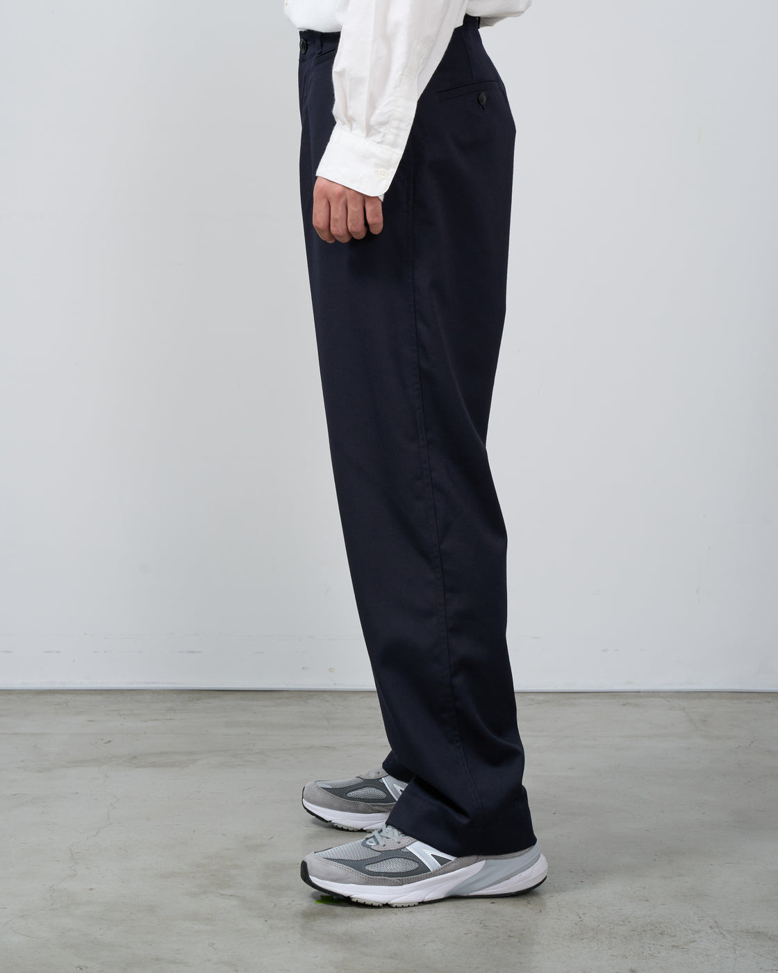 ネイビーDhal wool gabardine chino pantsの着用時の自然なwrinkle感とaging効果、traditional weaving技法による上質なfabric textureの詳細