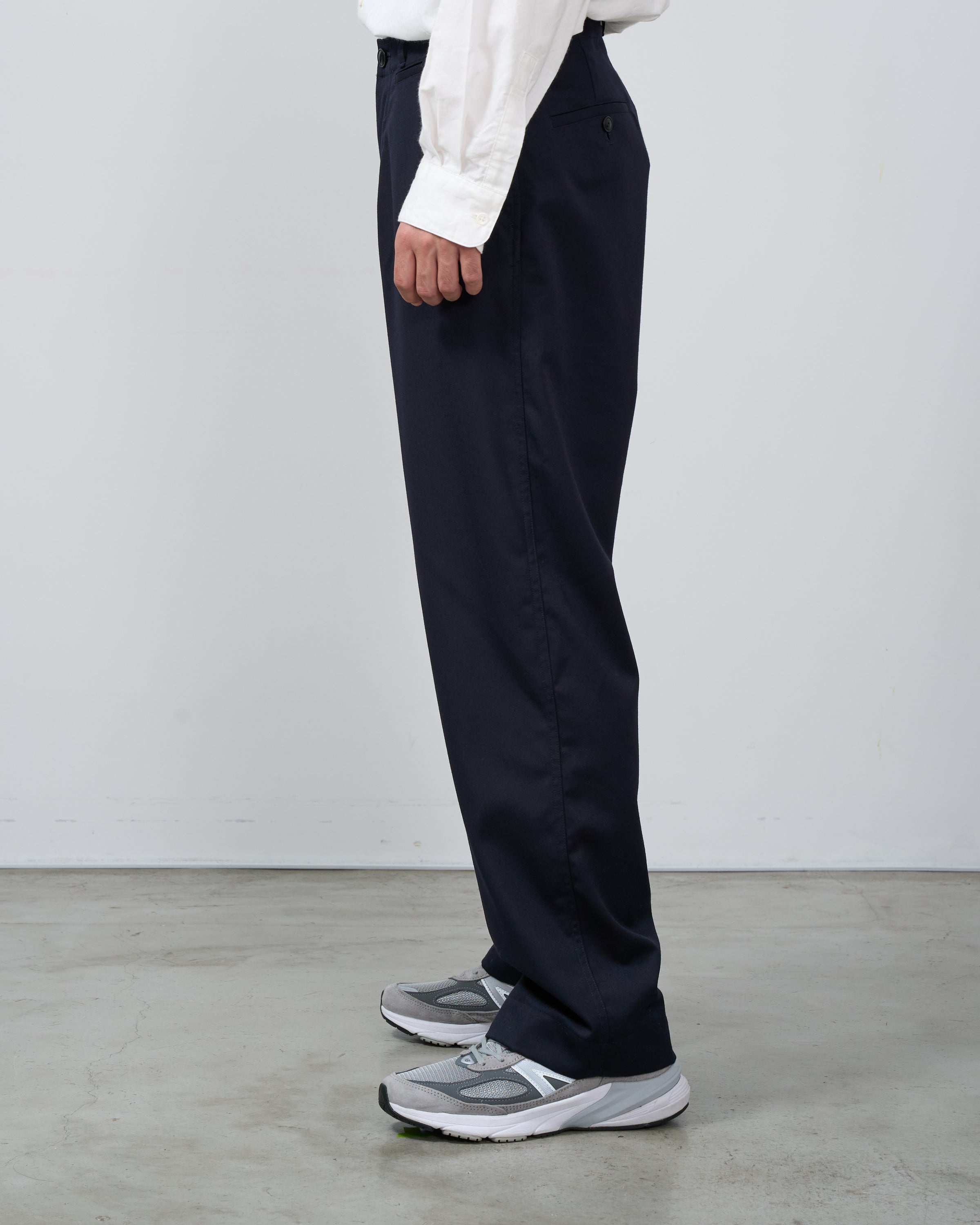 ネイビーDhal wool gabardine chino pantsの着用時の自然なwrinkle感とaging効果、traditional weaving技法による上質なfabric textureの詳細