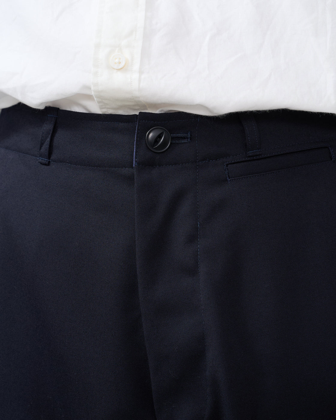 ネイビーのDhal wool gaba chino pantsクローズアップ、fine wool gabardine素材の織り目とcraftsmanshipが生み出すluxury texture感の詳細撮影