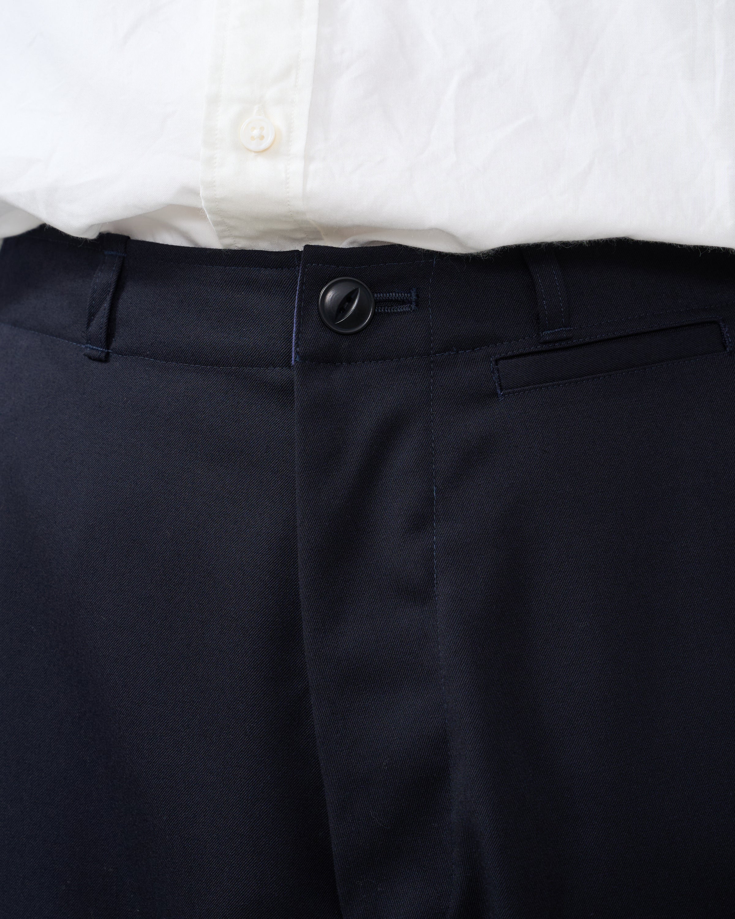 ネイビーのDhal wool gaba chino pantsクローズアップ、fine wool gabardine素材の織り目とcraftsmanshipが生み出すluxury texture感の詳細撮影