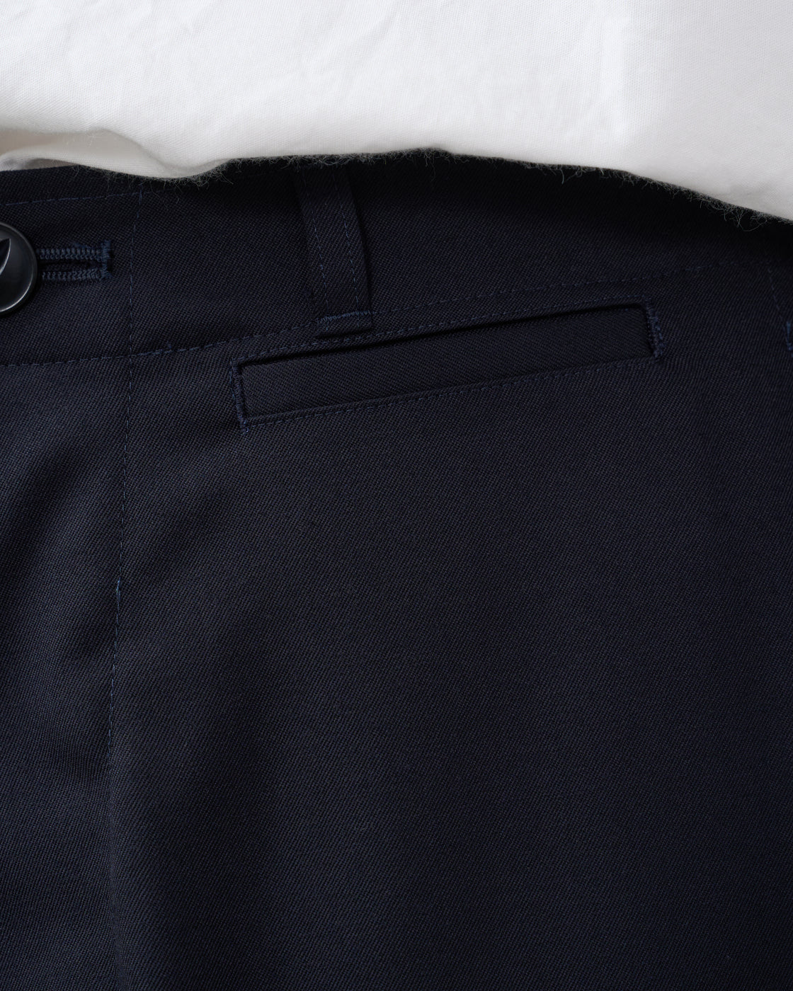 ネイビーDhal wool gabardine chino pantsの生地アップ、72番手双糸による緻密なweave patternとnatural lusterが美しいjapanese textile