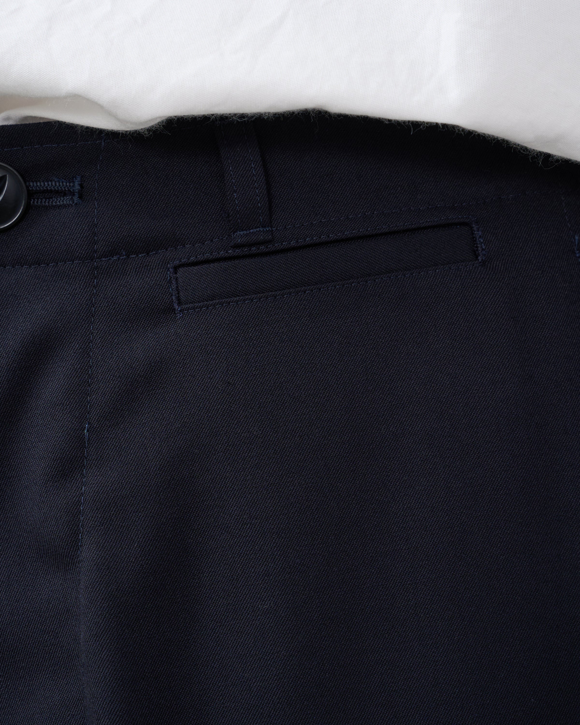 ネイビーDhal wool gabardine chino pantsの生地アップ、72番手双糸による緻密なweave patternとnatural lusterが美しいjapanese textile