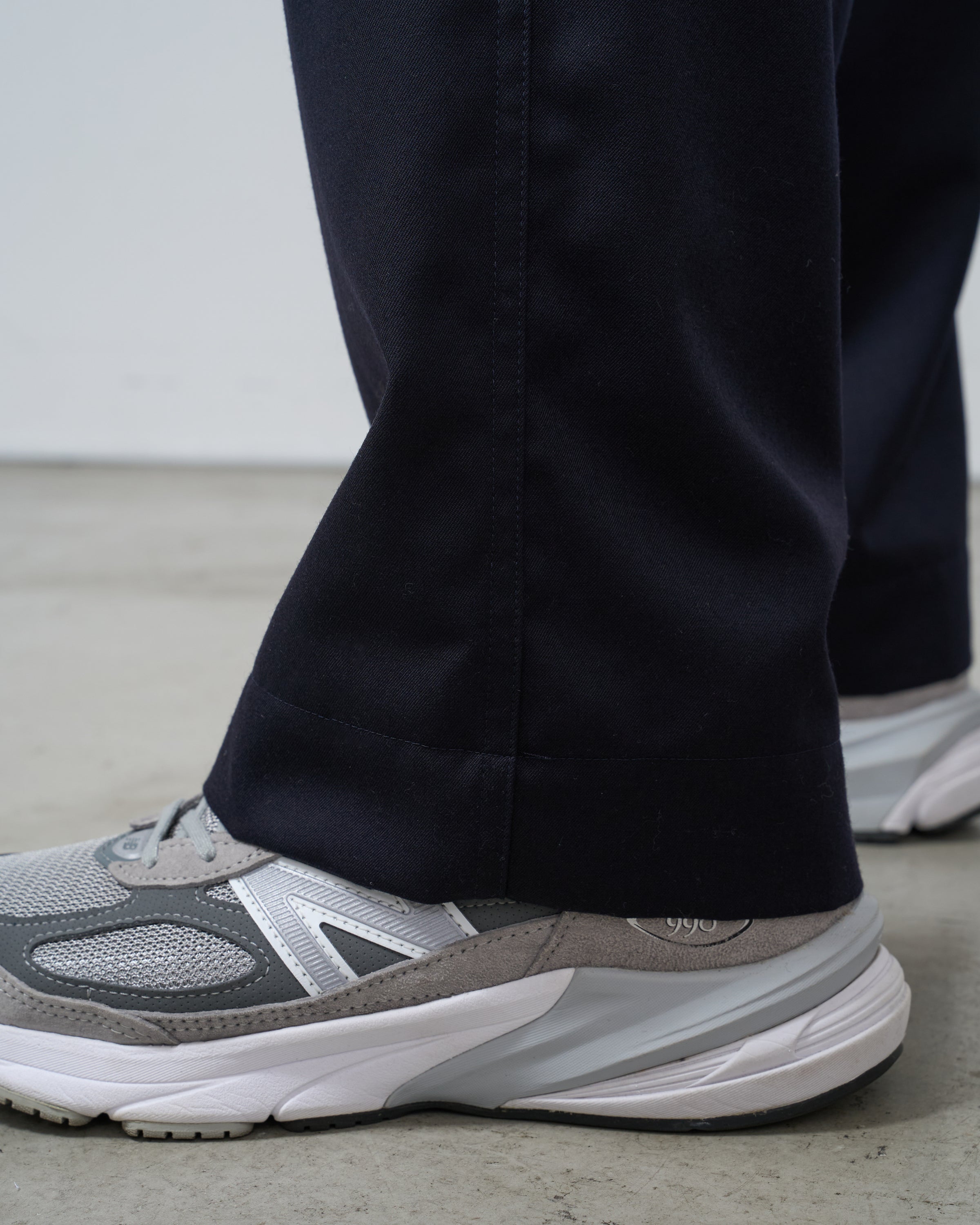 Dhalウールギャバジンチノパンツネイビーの全体俯瞰、premium wool gabardine fabricとexpert craftsmanshipによるjapanese luxury workwear
