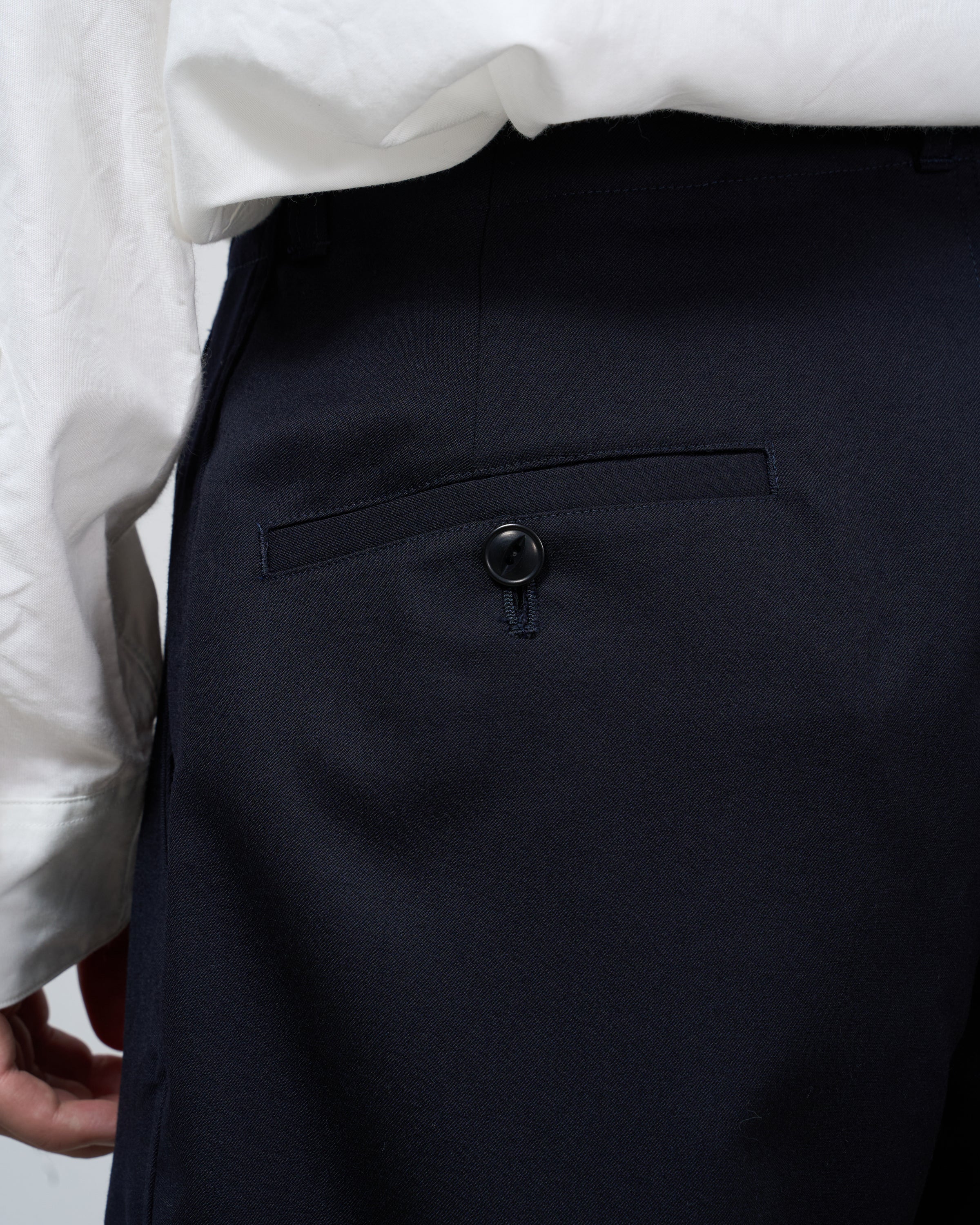 ネイビーのDhal wool gaba chino pants平置き詳細、vintage workwear inspirationとcontemporary